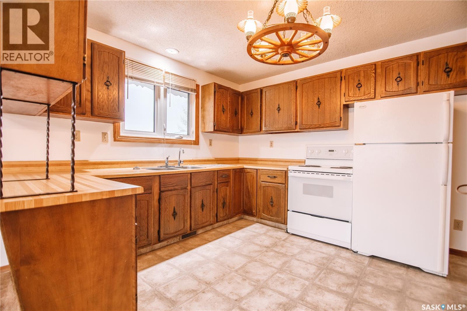 31 Trifunov Crescent, Regina, SK - Indoor Photo Showing Kitchen With Double Sink