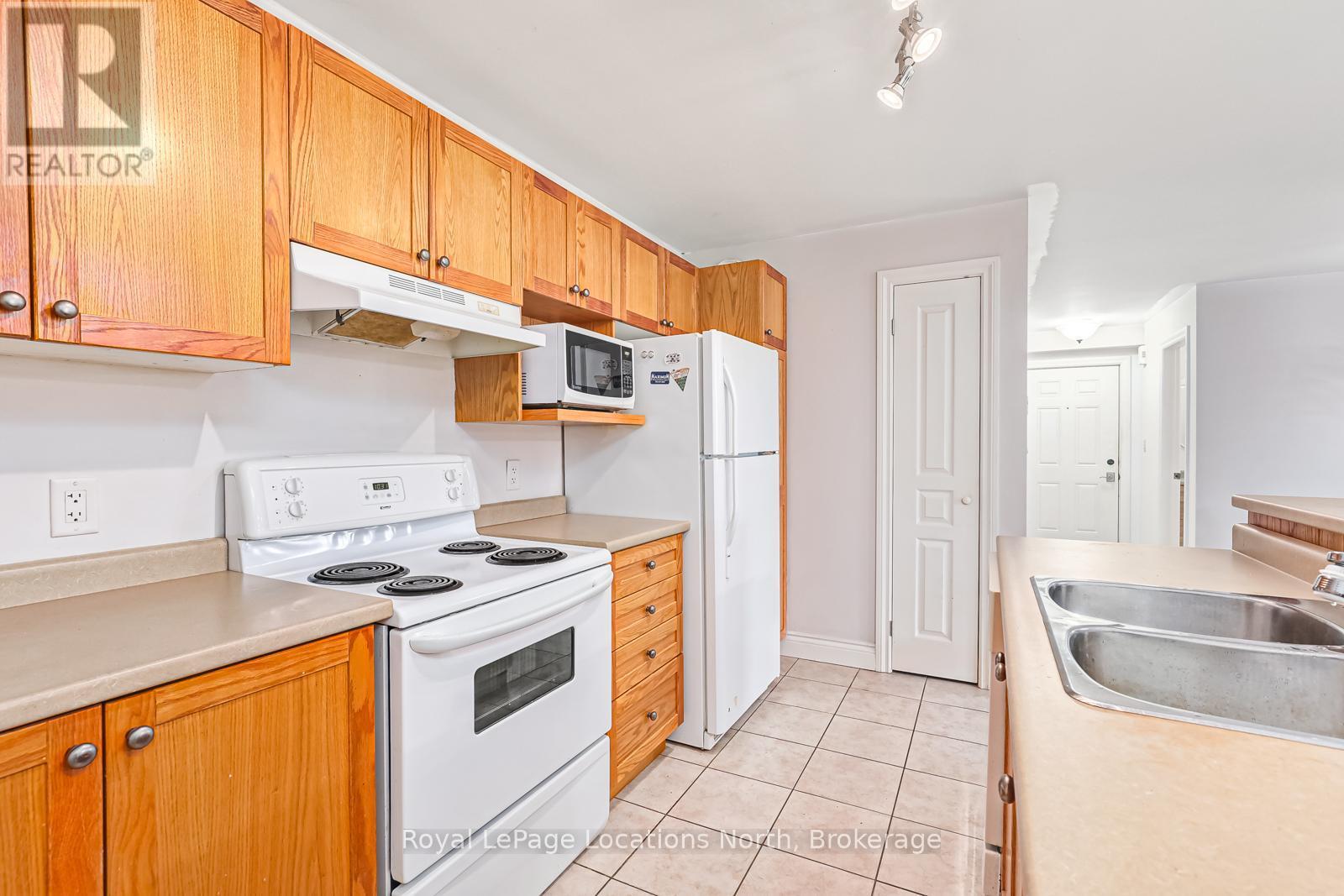 203 - 435 Walnut Street, Collingwood, ON - Indoor Photo Showing Kitchen With Double Sink