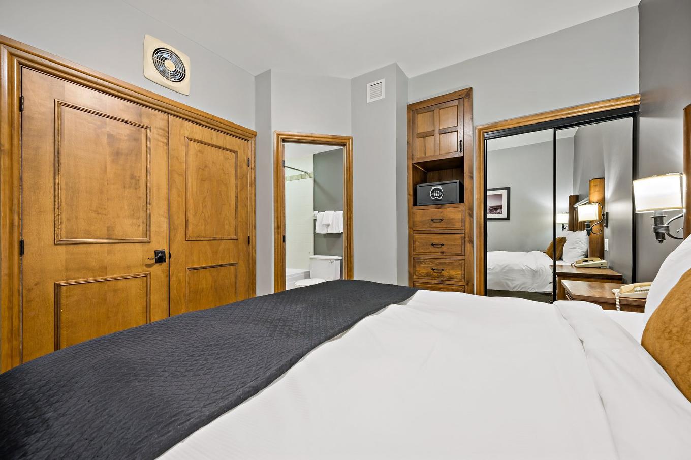 Chambre à coucher principale - 413-2396 Rue Labelle, Mont-Tremblant, QC - Indoor Photo Showing Bedroom