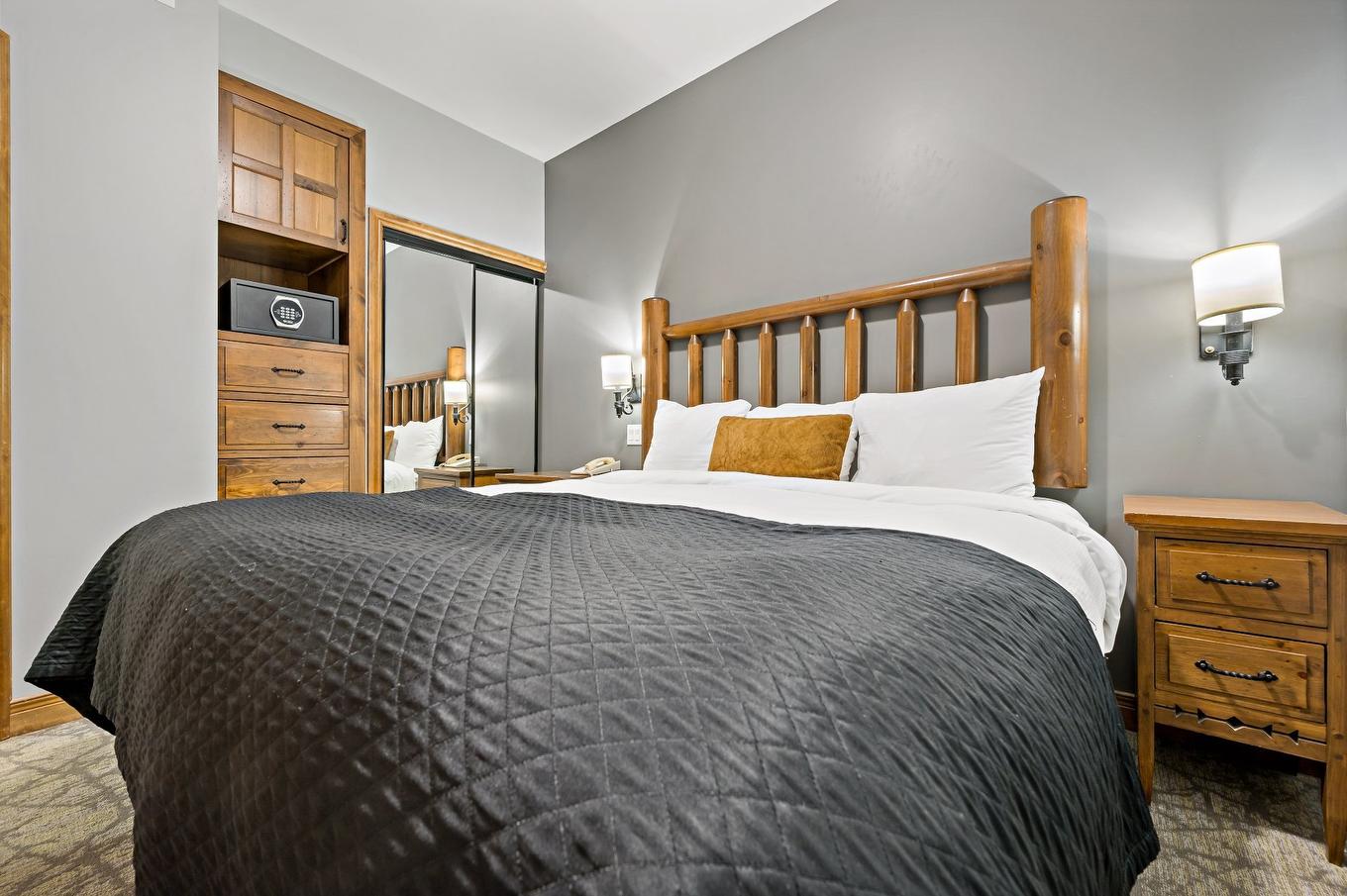 Chambre à coucher principale - 413-2396 Rue Labelle, Mont-Tremblant, QC - Indoor Photo Showing Bedroom