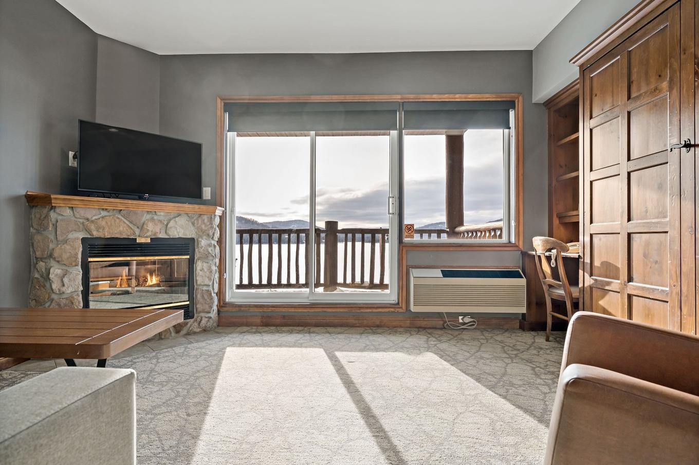 Salon - 413-2396 Rue Labelle, Mont-Tremblant, QC - Indoor Photo Showing Living Room With Fireplace