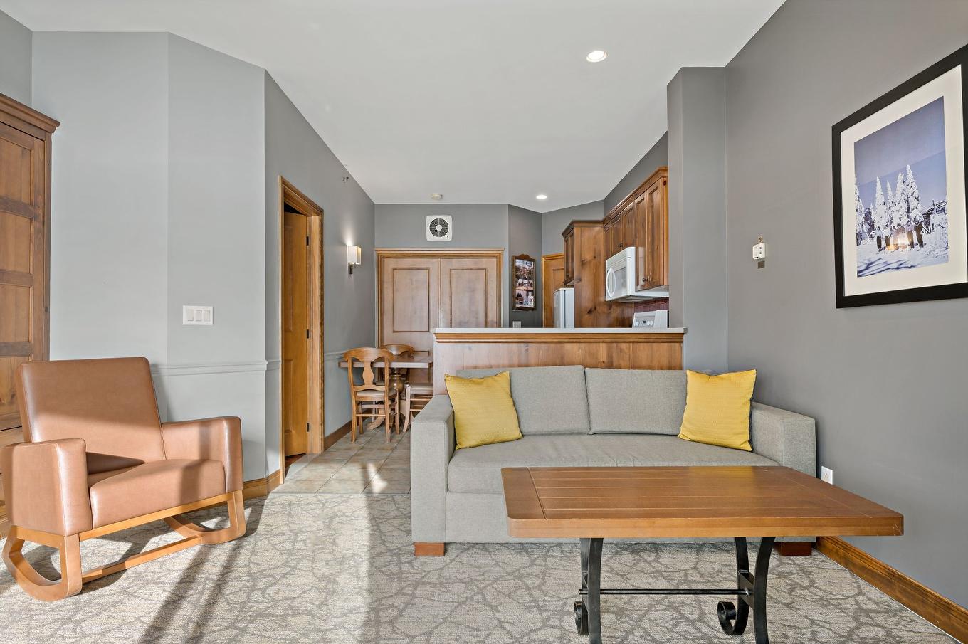 Salon - 413-2396 Rue Labelle, Mont-Tremblant, QC - Indoor Photo Showing Living Room