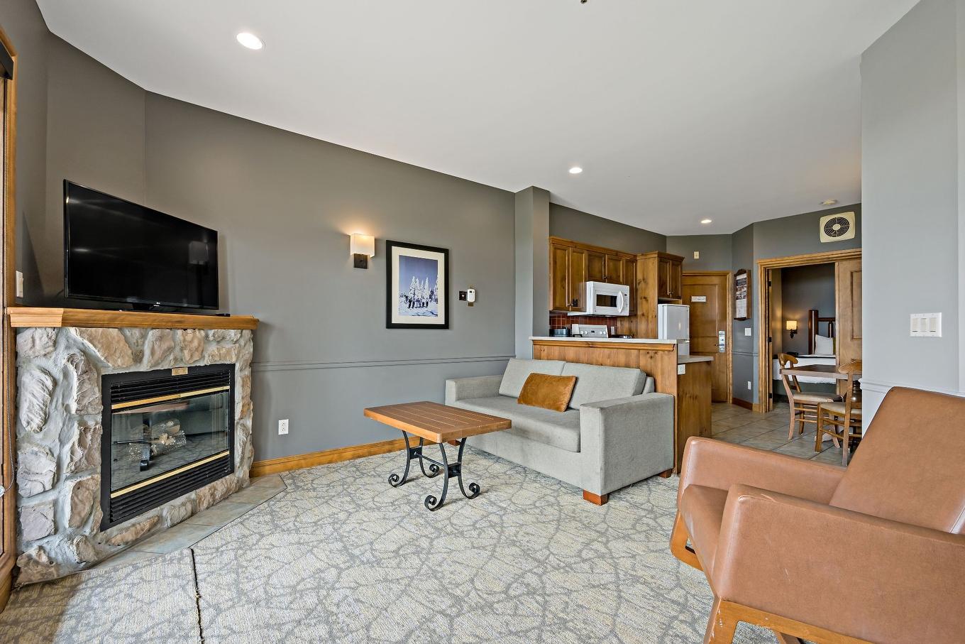 Living room - 20-2396 Rue Labelle, Mont-Tremblant, QC - Indoor Photo Showing Living Room With Fireplace