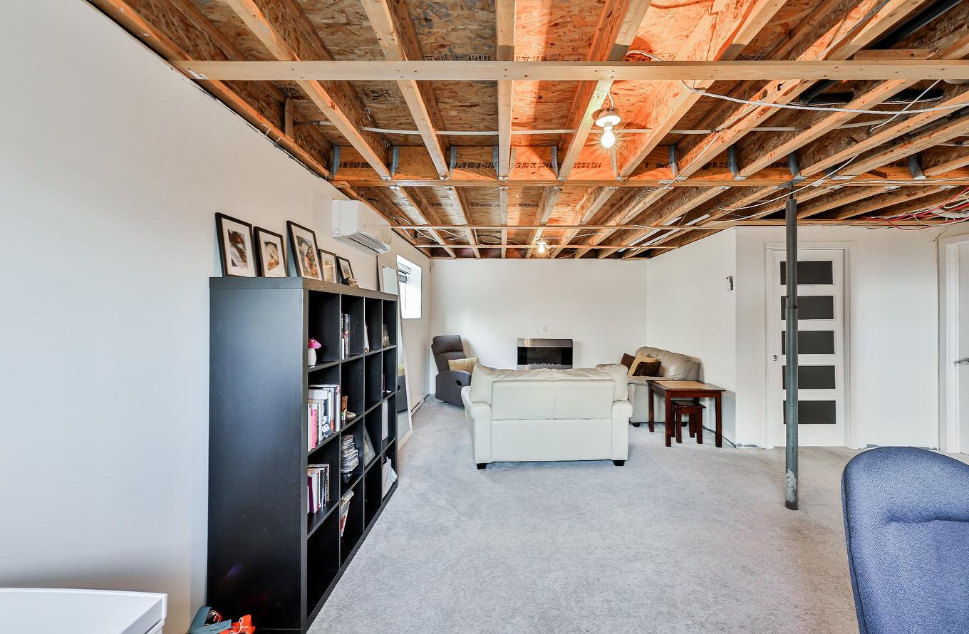 Salle familiale - 10350 Rue Du Sauvignon, Mirabel, QC - Indoor Photo Showing Basement