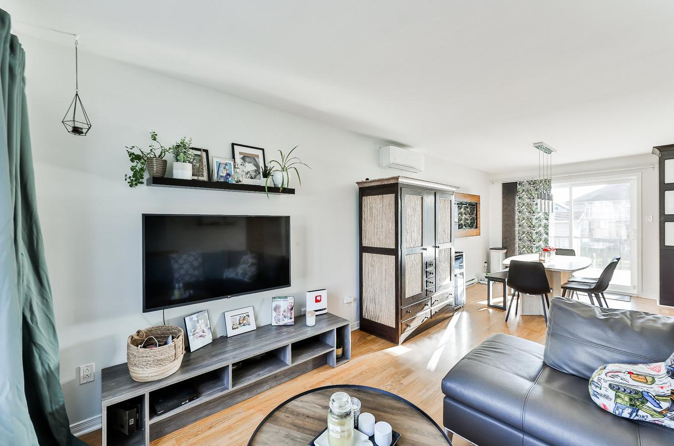 Salon - 10350 Rue Du Sauvignon, Mirabel, QC - Indoor Photo Showing Living Room