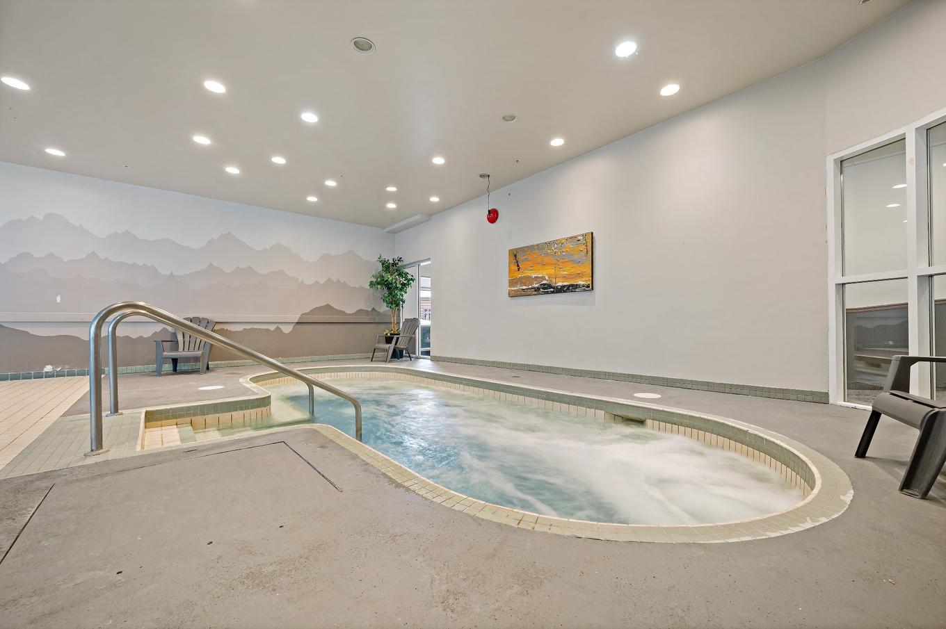 Spa - 124-2396 Rue Labelle, Mont-Tremblant, QC - Indoor Photo Showing Other Room With In Ground Pool