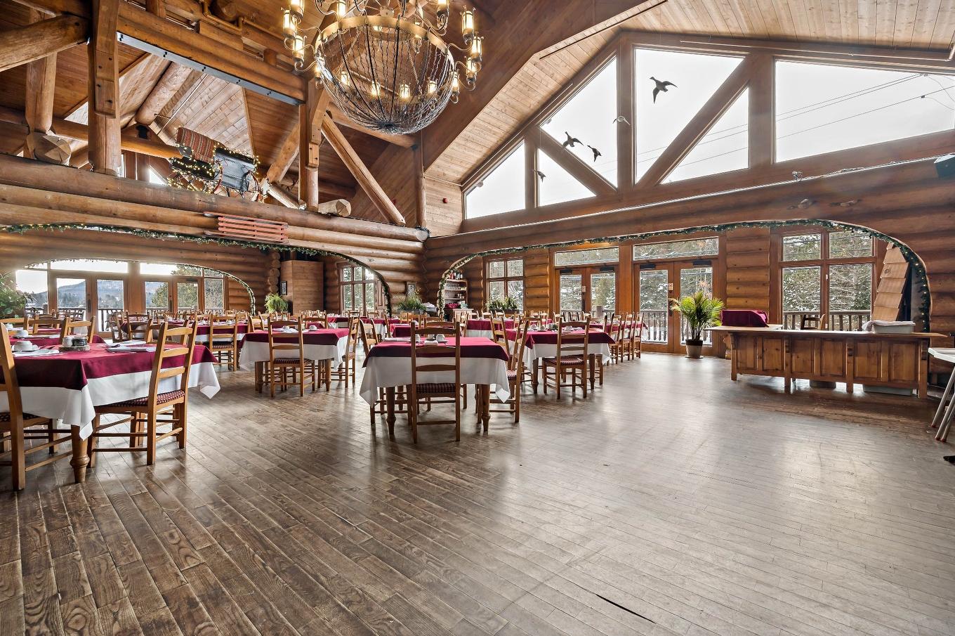 Restaurant - 124-2396 Rue Labelle, Mont-Tremblant, QC - Indoor Photo Showing Dining Room