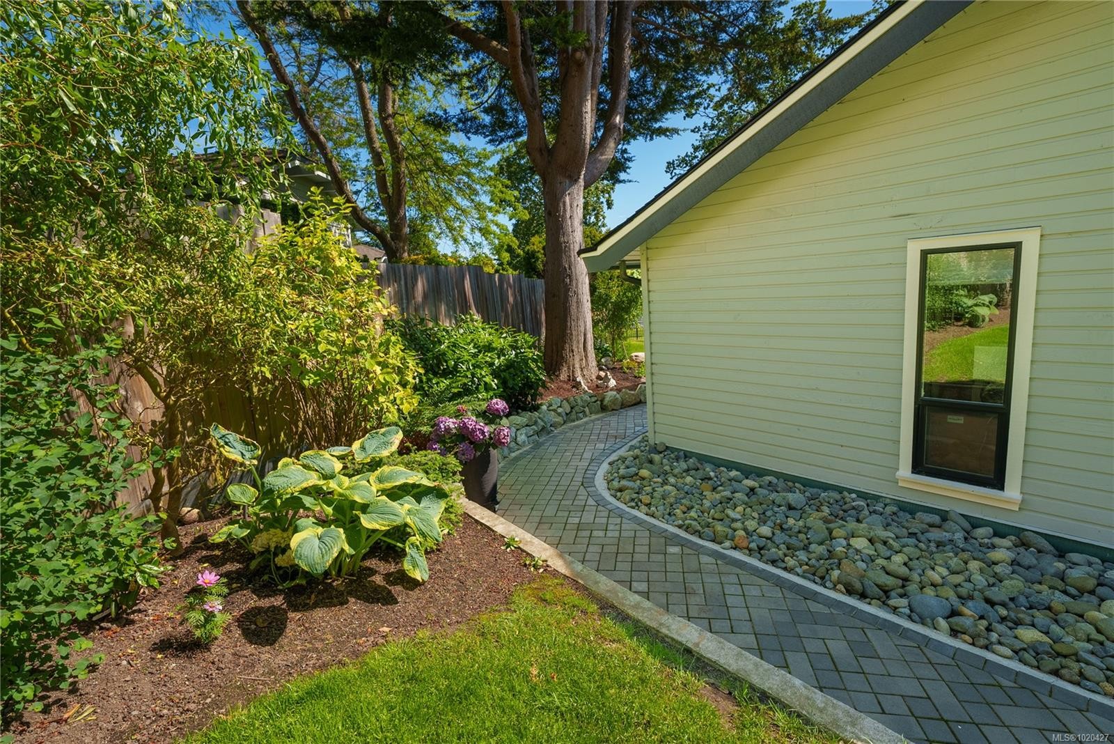 2780 Arbutus Rd, Saanich, BC