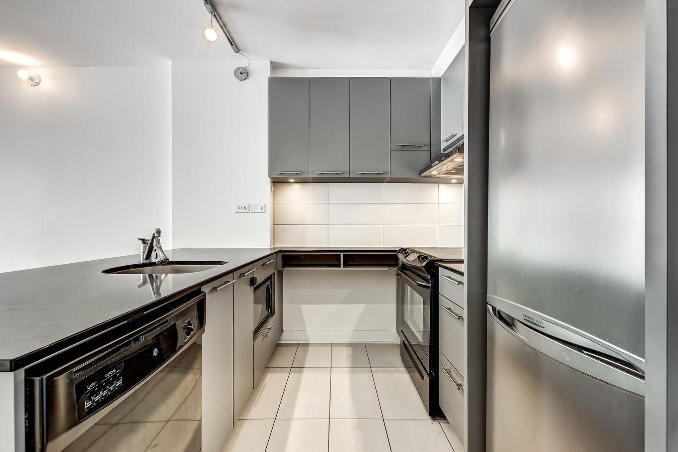 Kitchen - 1950-1414 Rue Chomedey, Montréal (Ville-Marie), QC - Indoor Photo Showing Kitchen With Double Sink With Upgraded Kitchen