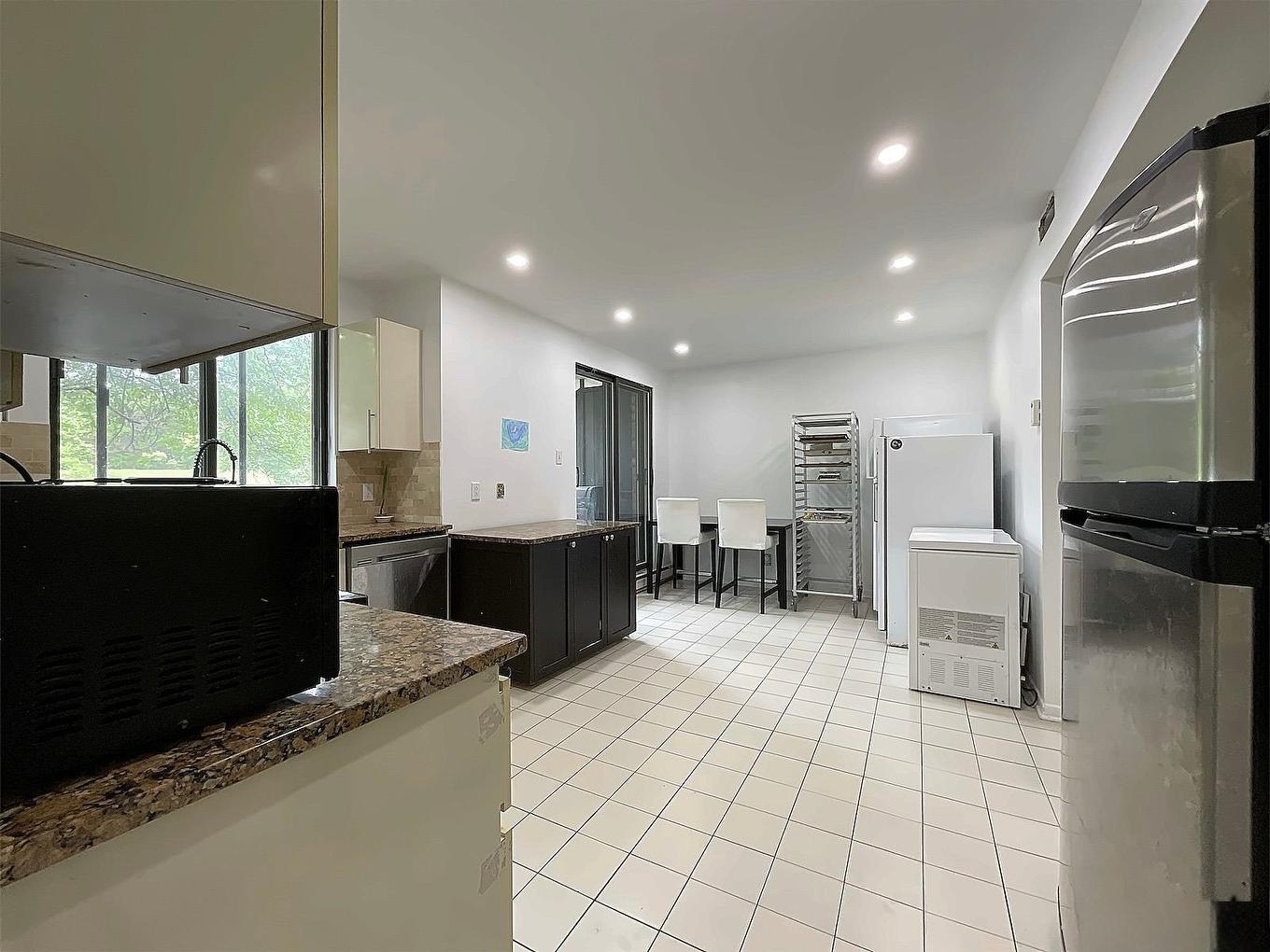 Kitchen - 104-5700 Av. Rembrandt, Côte-Saint-Luc, QC - Indoor