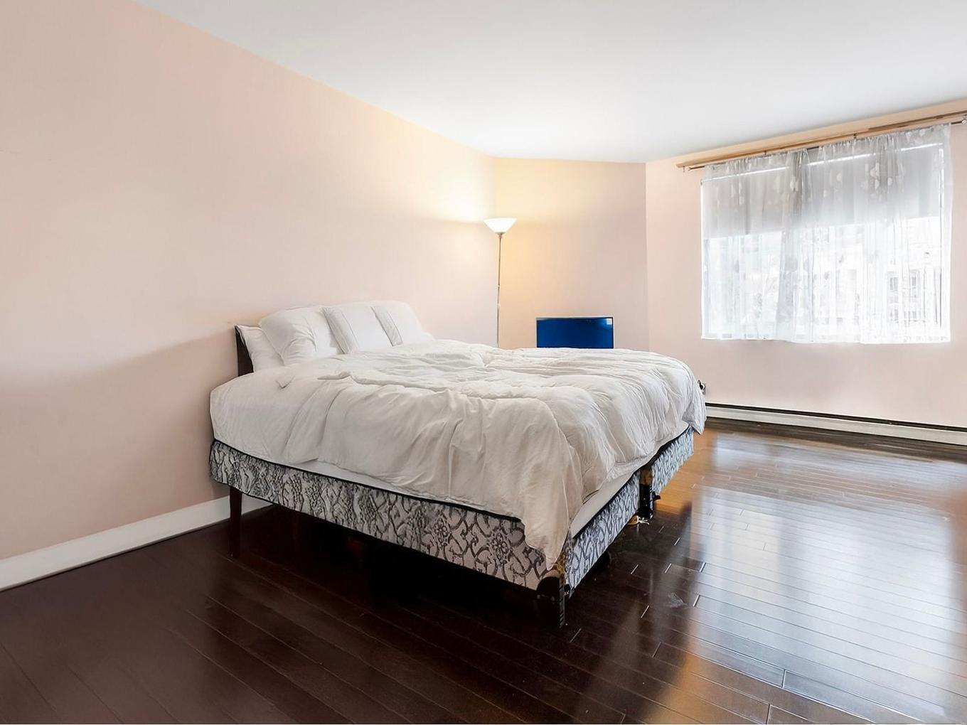 Primary bedroom - 104-5700 Av. Rembrandt, Côte-Saint-Luc, QC - Indoor Photo Showing Bedroom