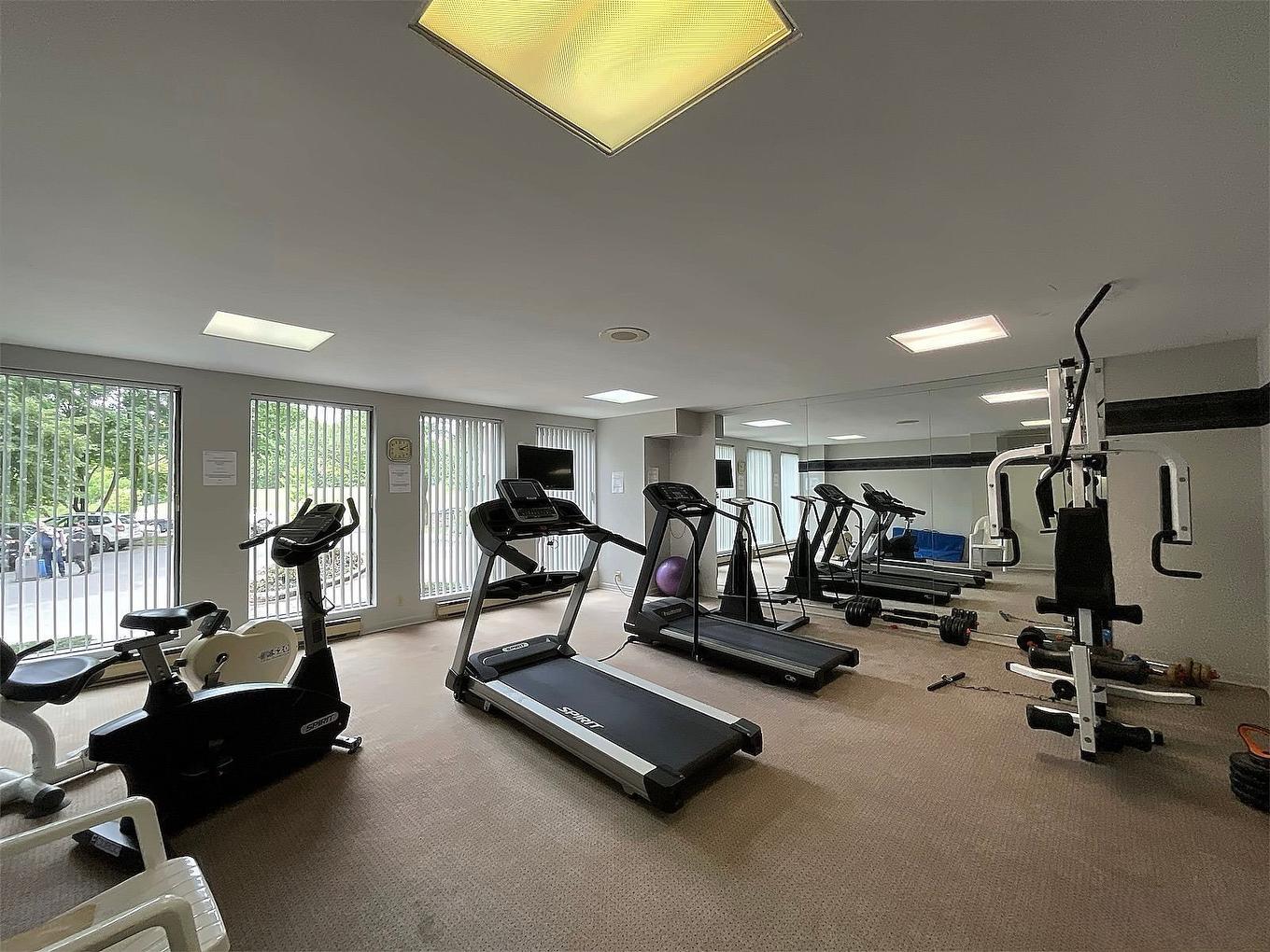 Exercise room - 104-5700 Av. Rembrandt, Côte-Saint-Luc, QC - Indoor Photo Showing Gym Room