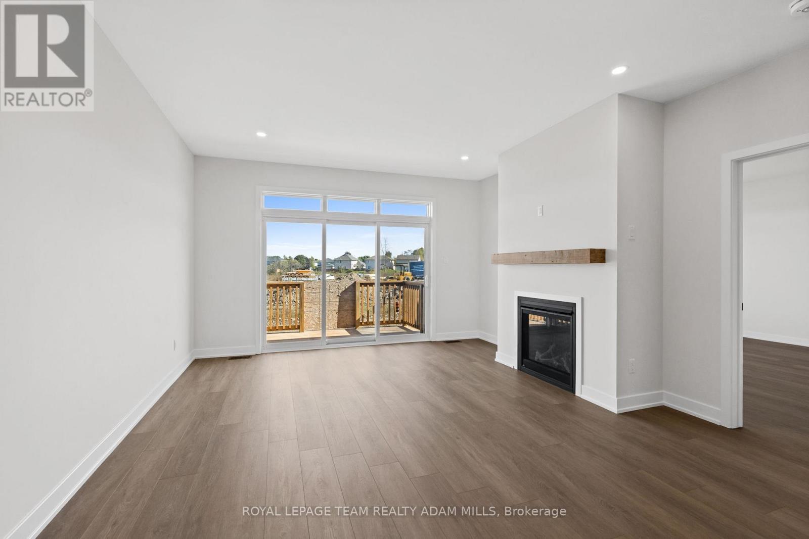 1047 Moore Street, Brockville, ON - Indoor Photo Showing Living Room With Fireplace