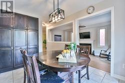 Brigth open concept kit overlooking family room! -