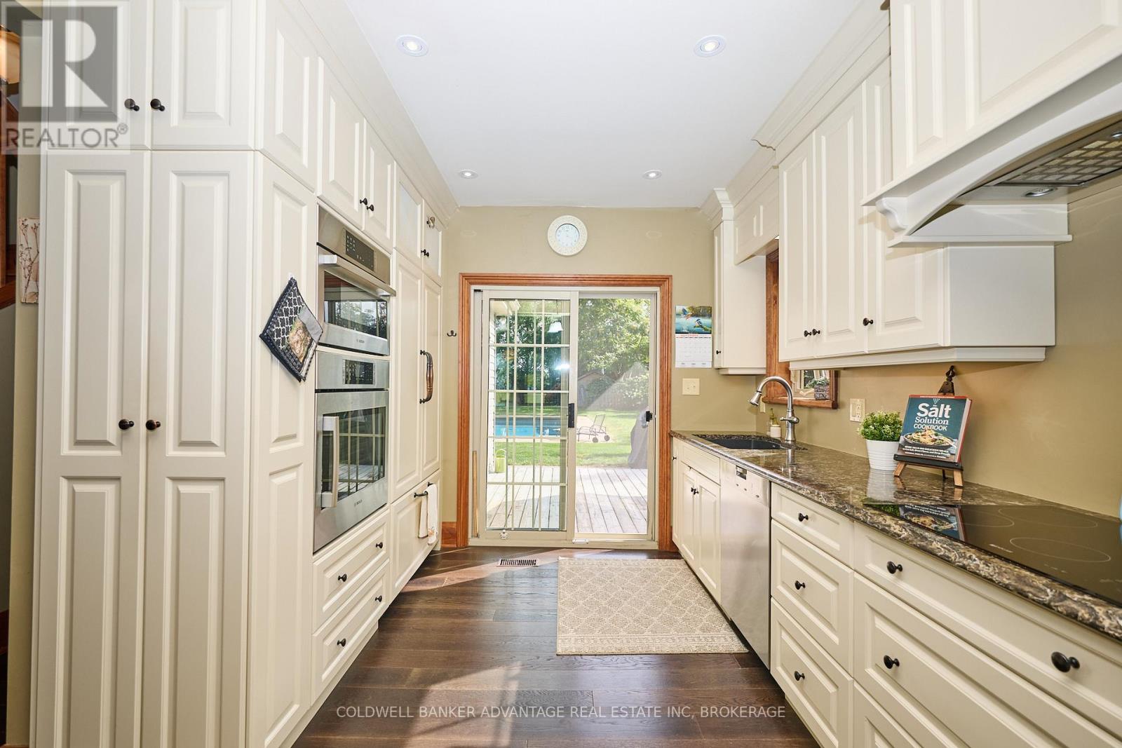 4698 Sandy Cove Drive, Lincoln (Lincoln Lake), ON - Indoor Photo Showing Kitchen