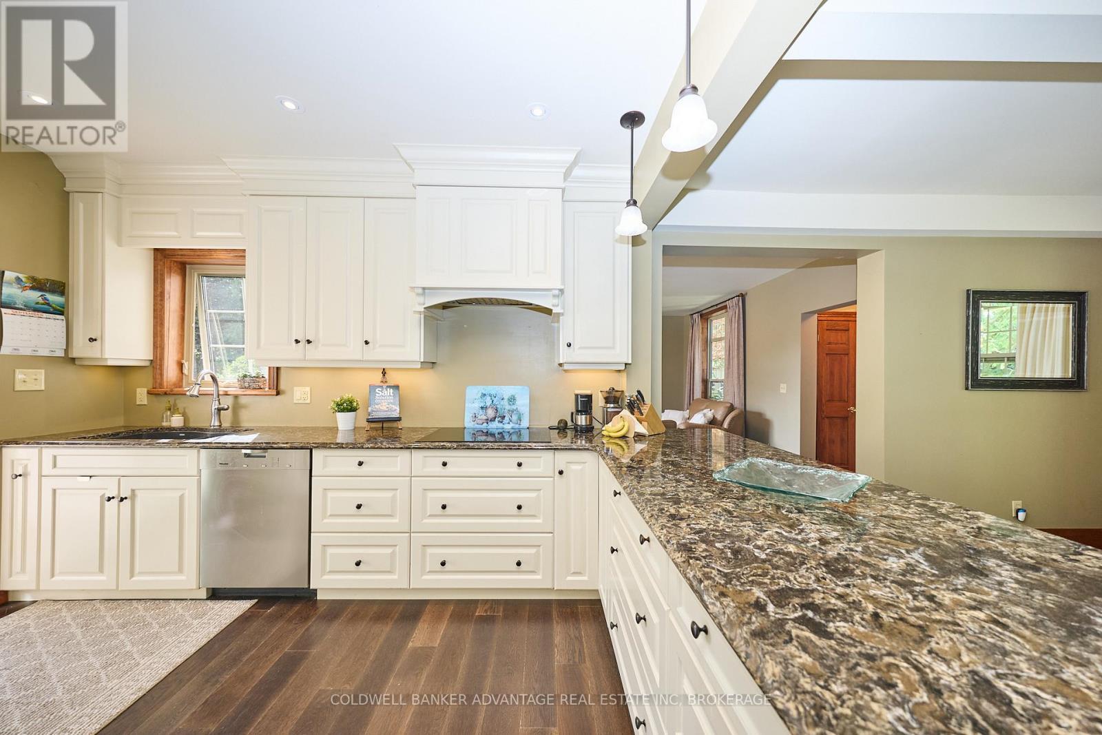 4698 Sandy Cove Drive, Lincoln (Lincoln Lake), ON - Indoor Photo Showing Kitchen With Upgraded Kitchen