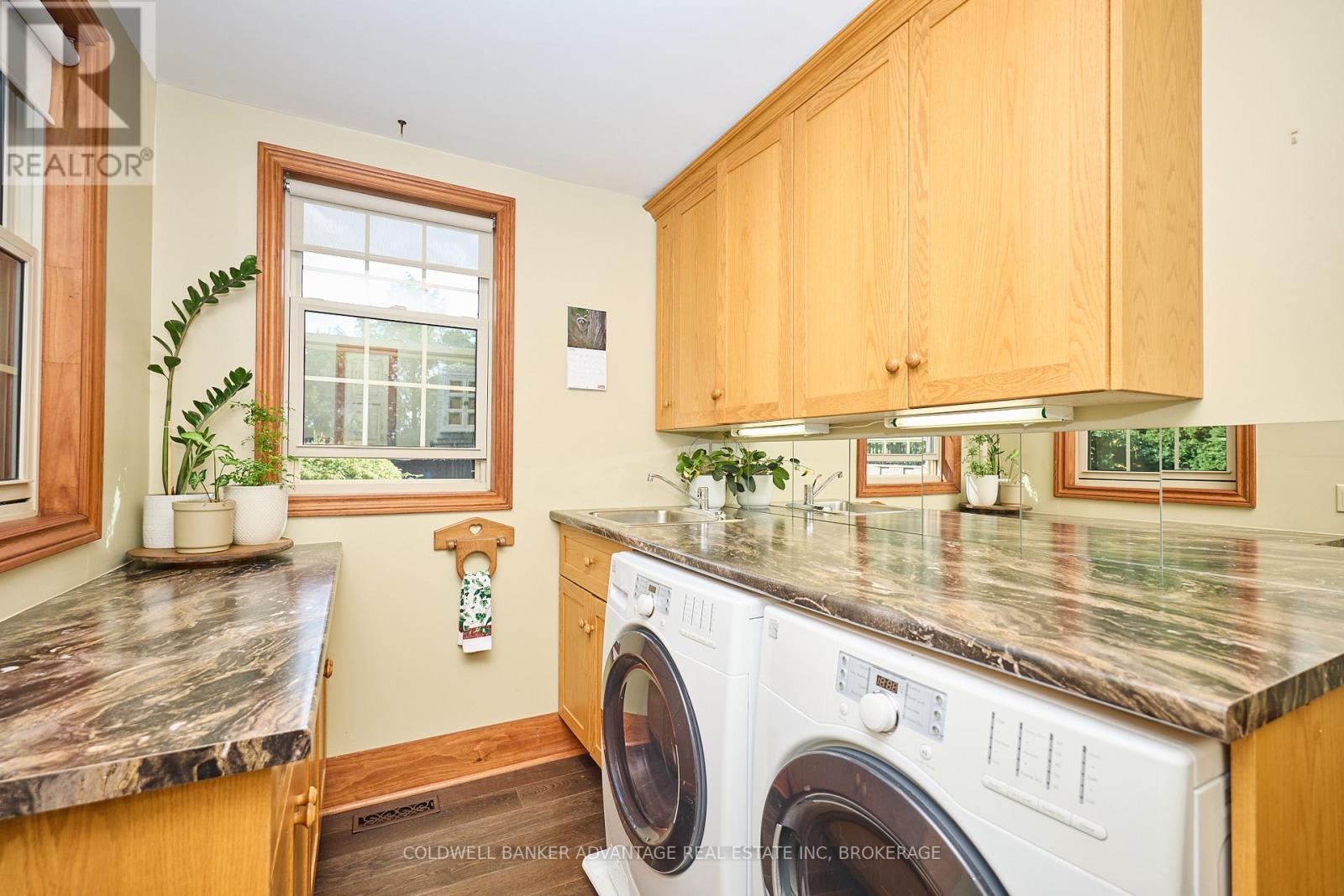 4698 Sandy Cove Drive, Lincoln (Lincoln Lake), ON - Indoor Photo Showing Laundry Room
