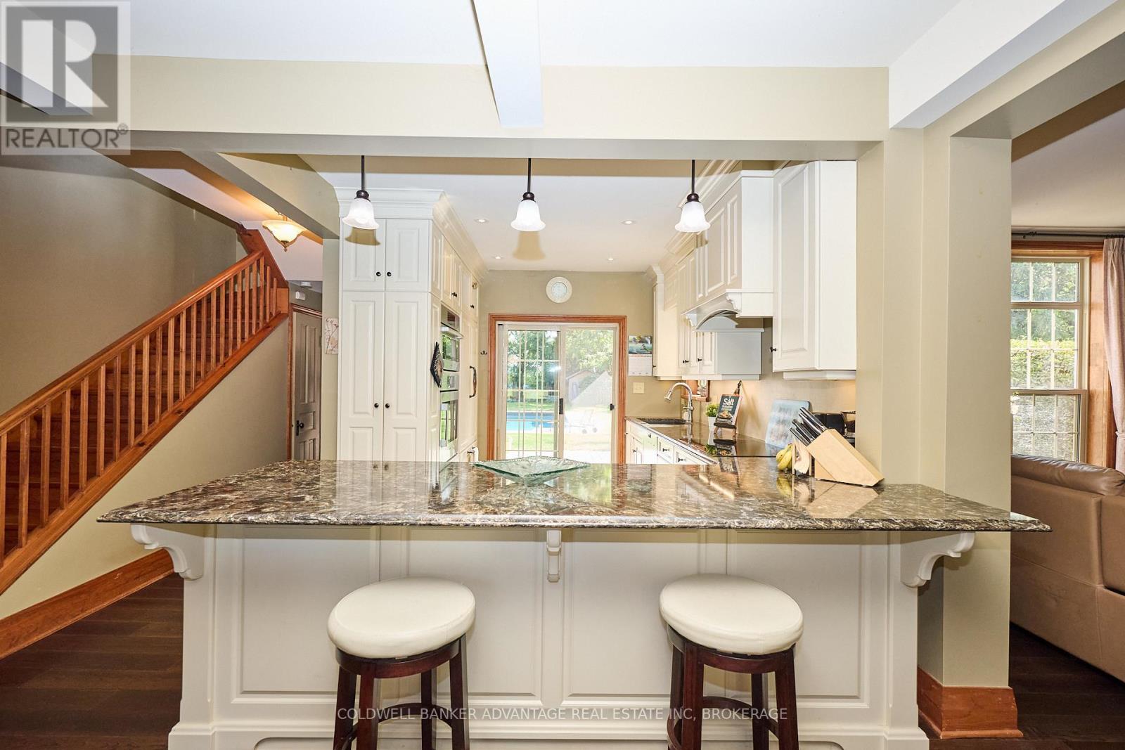 4698 Sandy Cove Drive, Lincoln (Lincoln Lake), ON - Indoor Photo Showing Kitchen With Upgraded Kitchen