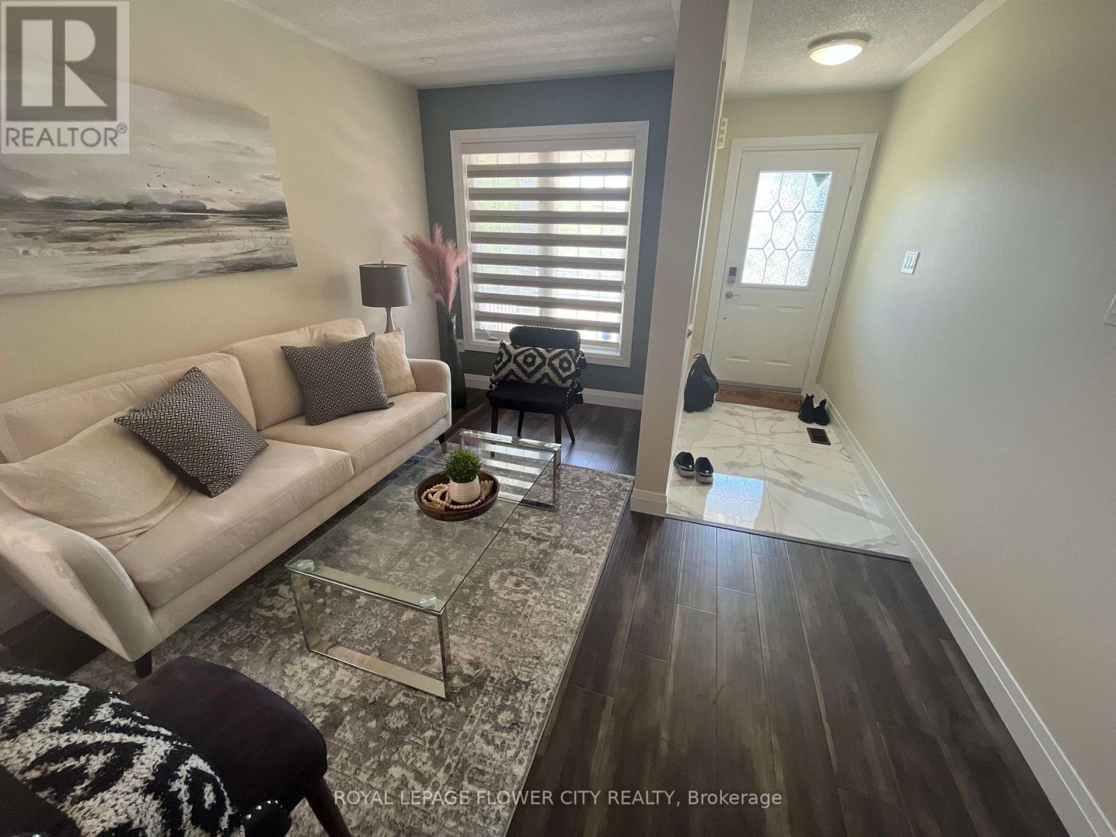 20 Four Seasons Circle, Brampton, ON - Indoor Photo Showing Living Room