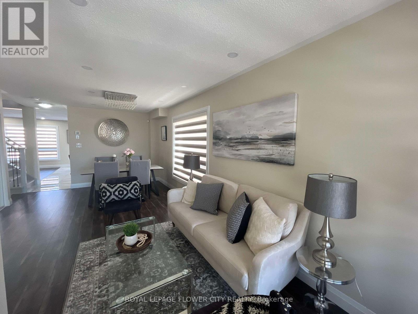 20 Four Seasons Circle, Brampton, ON - Indoor Photo Showing Living Room