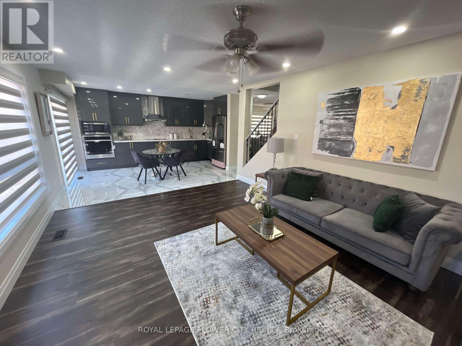 20 Four Seasons Circle, Brampton, ON - Indoor Photo Showing Living Room