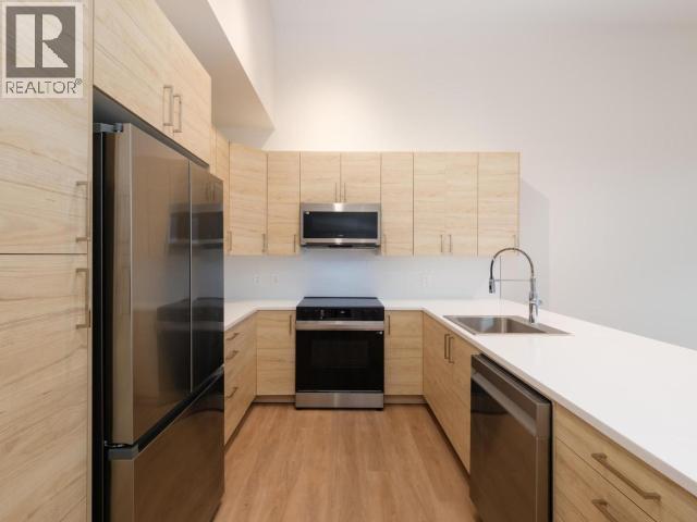 301-202 Lowe Street, Whitehorse, YT - Indoor Photo Showing Kitchen With Upgraded Kitchen