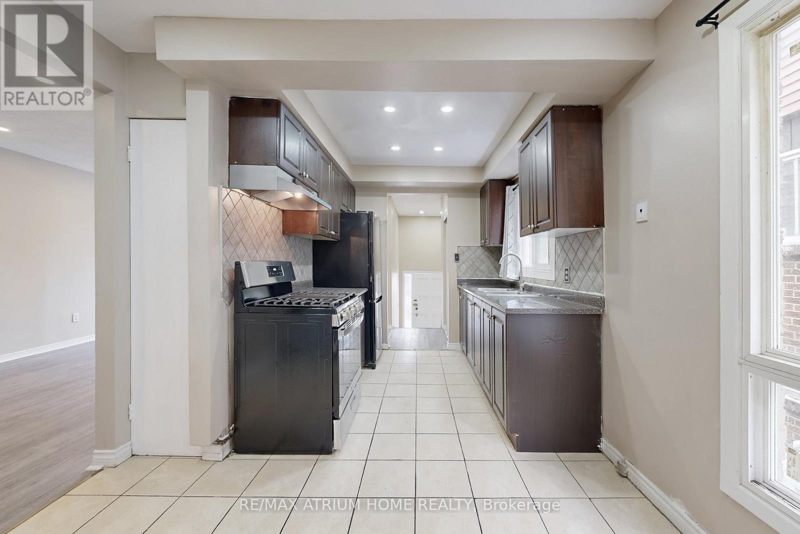 3 Plumbrook Crescent, Toronto, ON - Indoor Photo Showing Kitchen