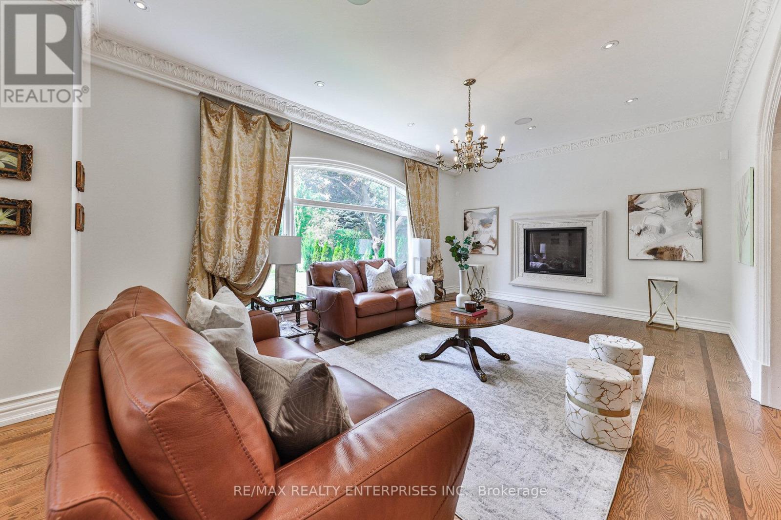 1511 Broadmoor Avenue, Mississauga, ON - Indoor Photo Showing Living Room