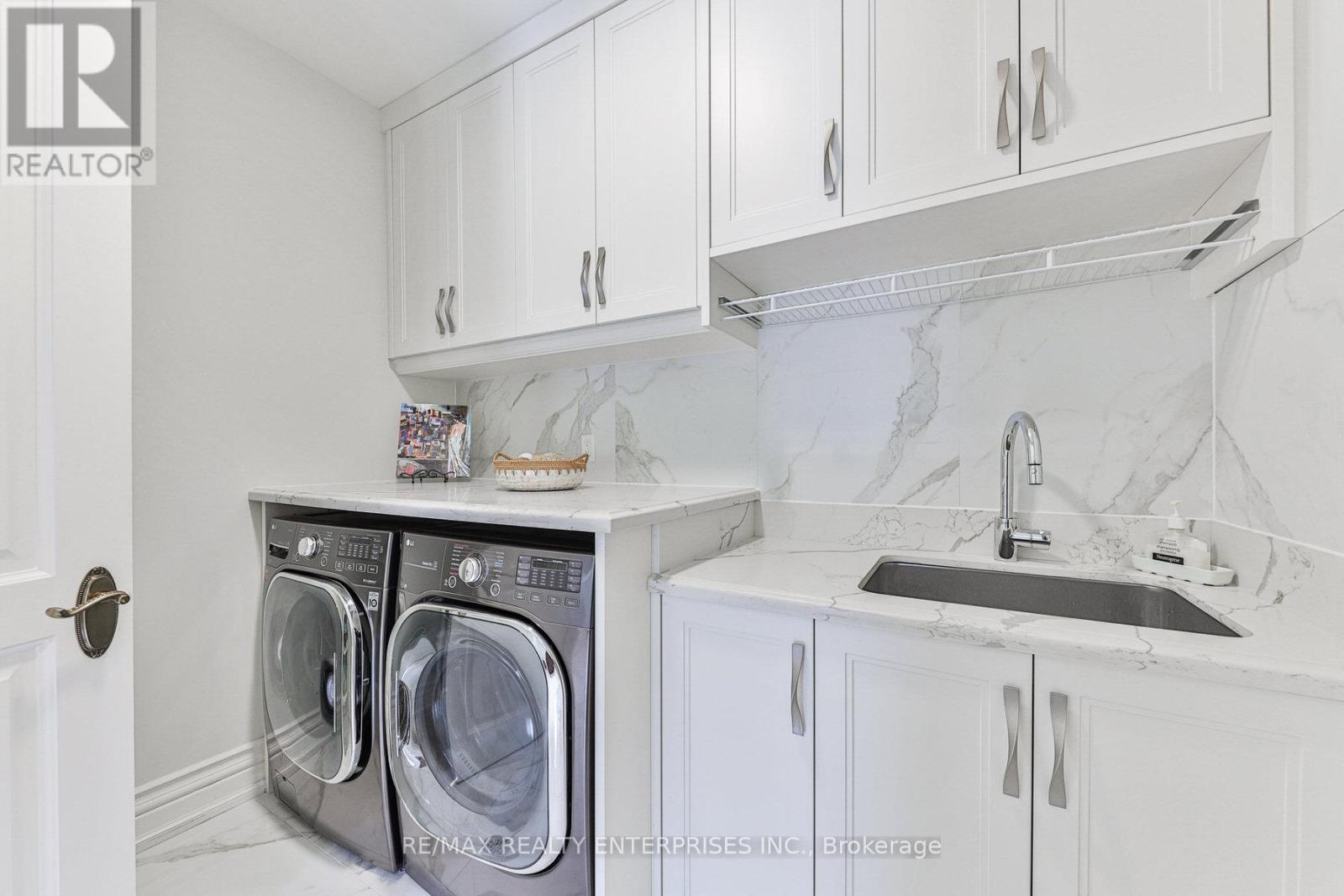 1511 Broadmoor Avenue, Mississauga, ON - Indoor Photo Showing Laundry Room
