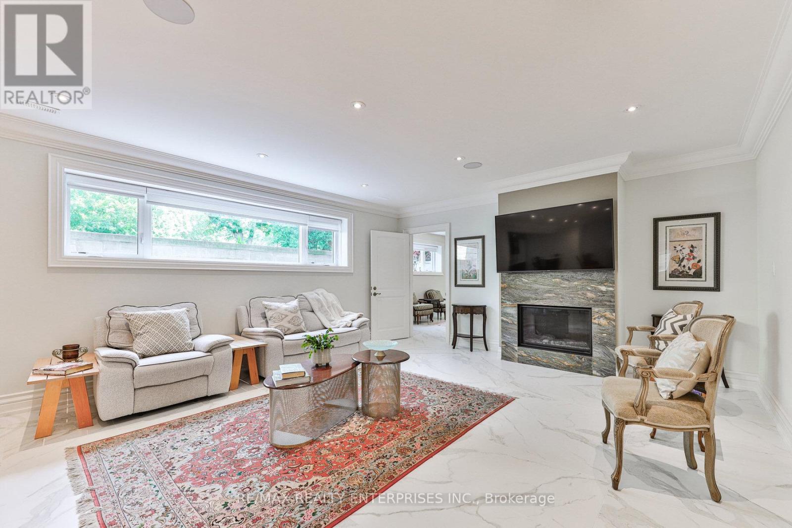 1511 Broadmoor Avenue, Mississauga, ON - Indoor Photo Showing Living Room With Fireplace