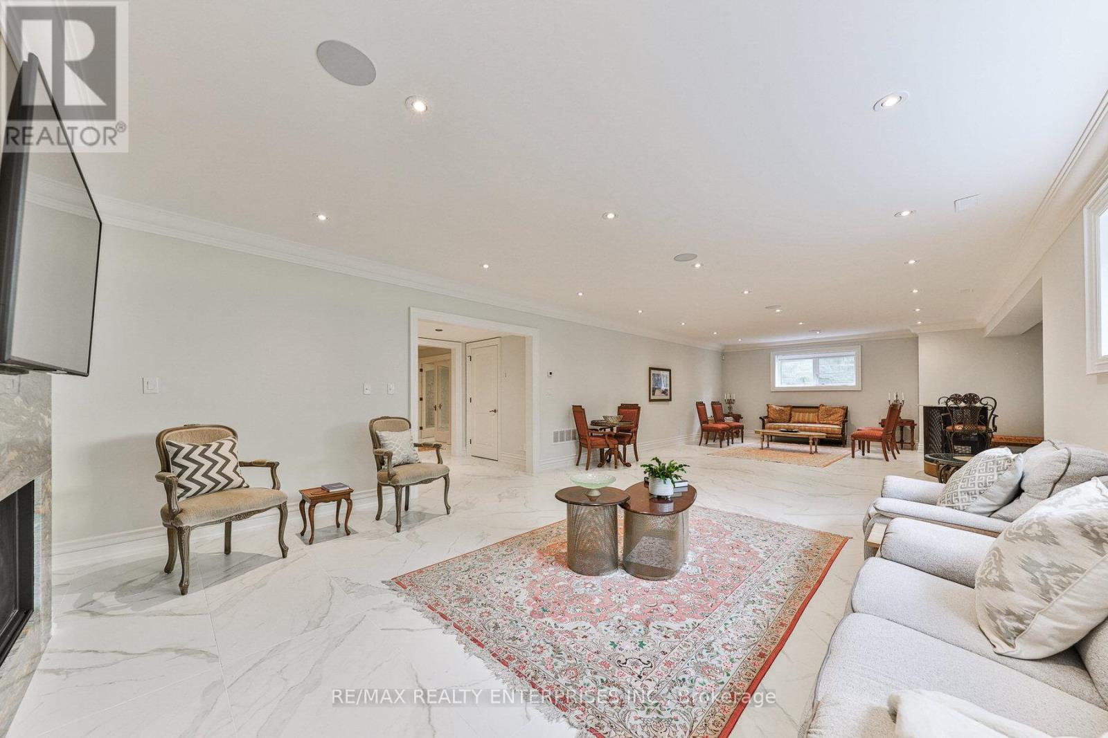1511 Broadmoor Avenue, Mississauga, ON - Indoor Photo Showing Living Room With Fireplace