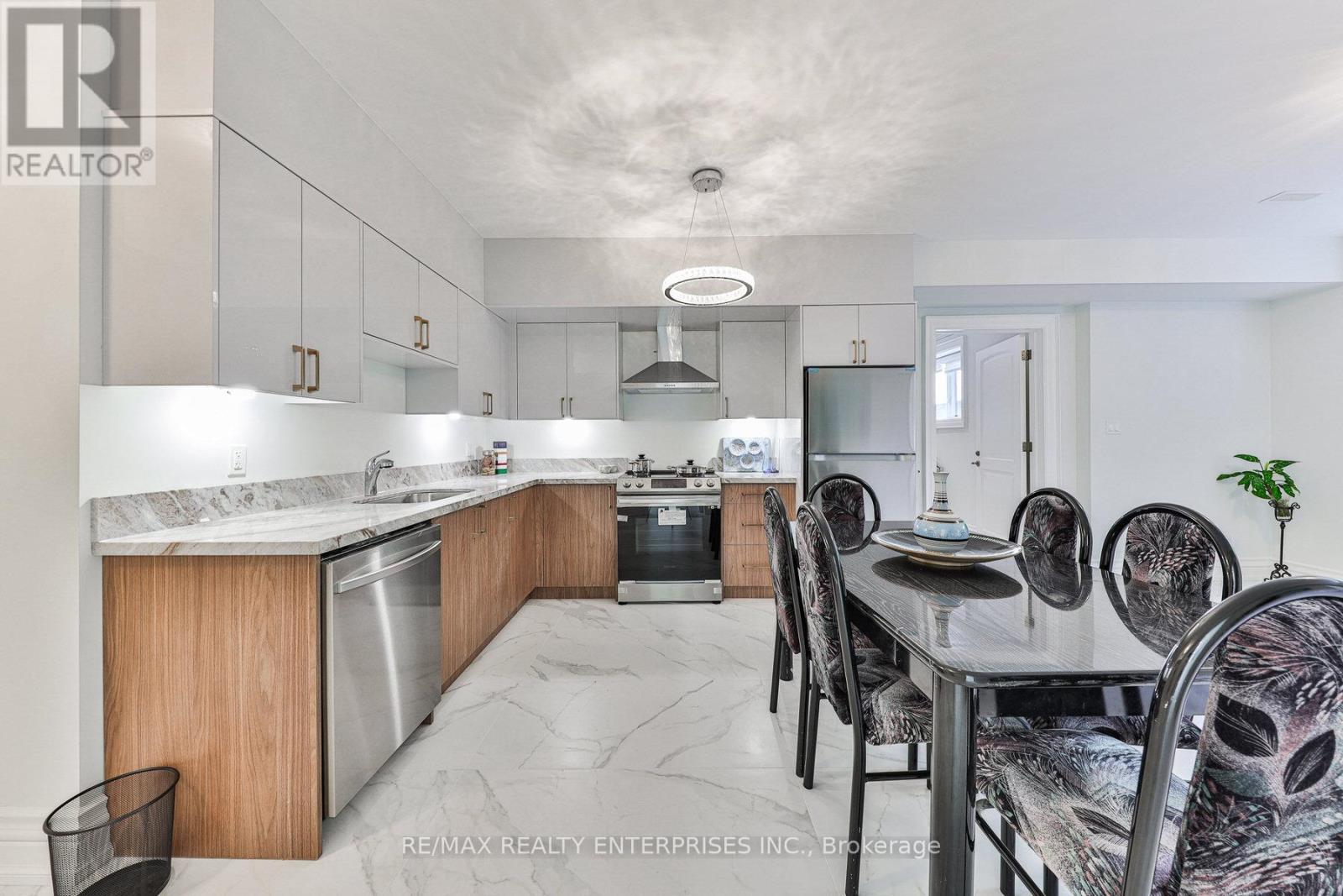 1511 Broadmoor Avenue, Mississauga, ON - Indoor Photo Showing Kitchen