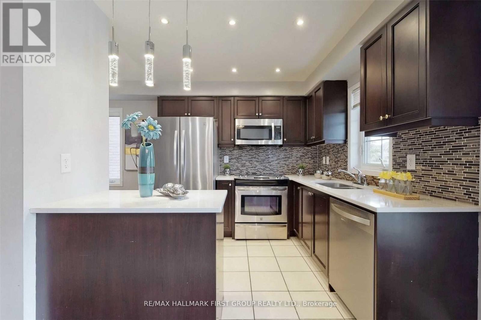 136 Goss Lane, Ajax, ON - Indoor Photo Showing Kitchen With Stainless Steel Kitchen With Double Sink With Upgraded Kitchen