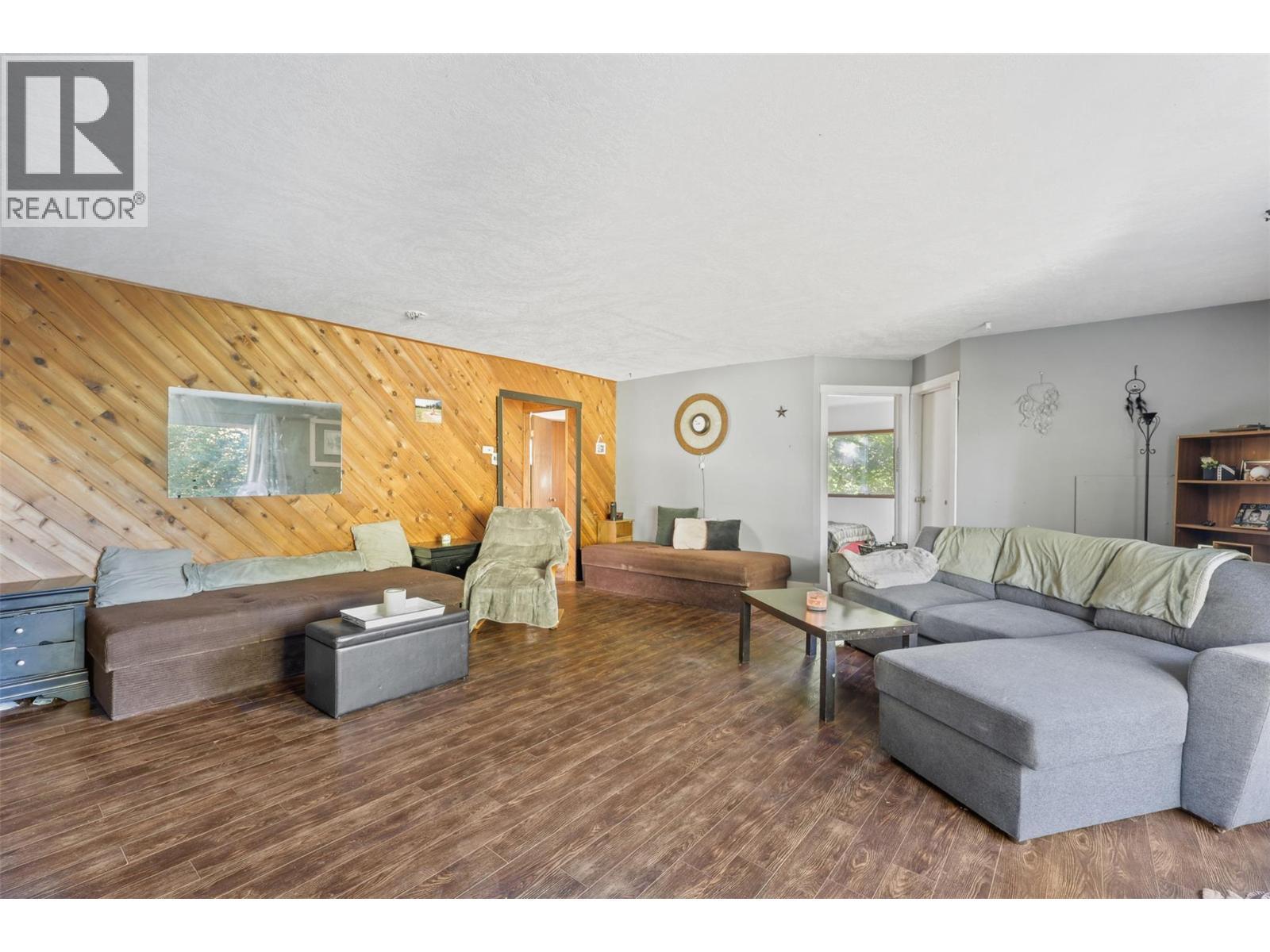 1012 Addison Road, Tappen, BC - Indoor Photo Showing Living Room