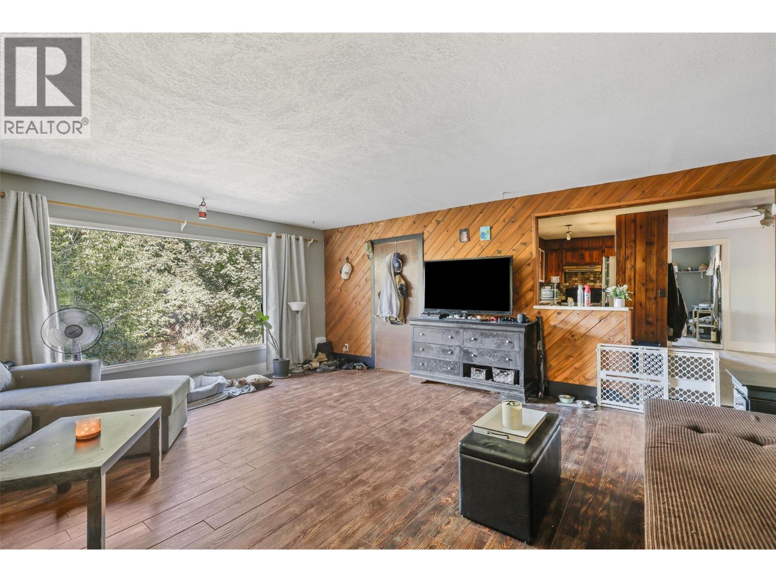 1012 Addison Road, Tappen, BC - Indoor Photo Showing Living Room