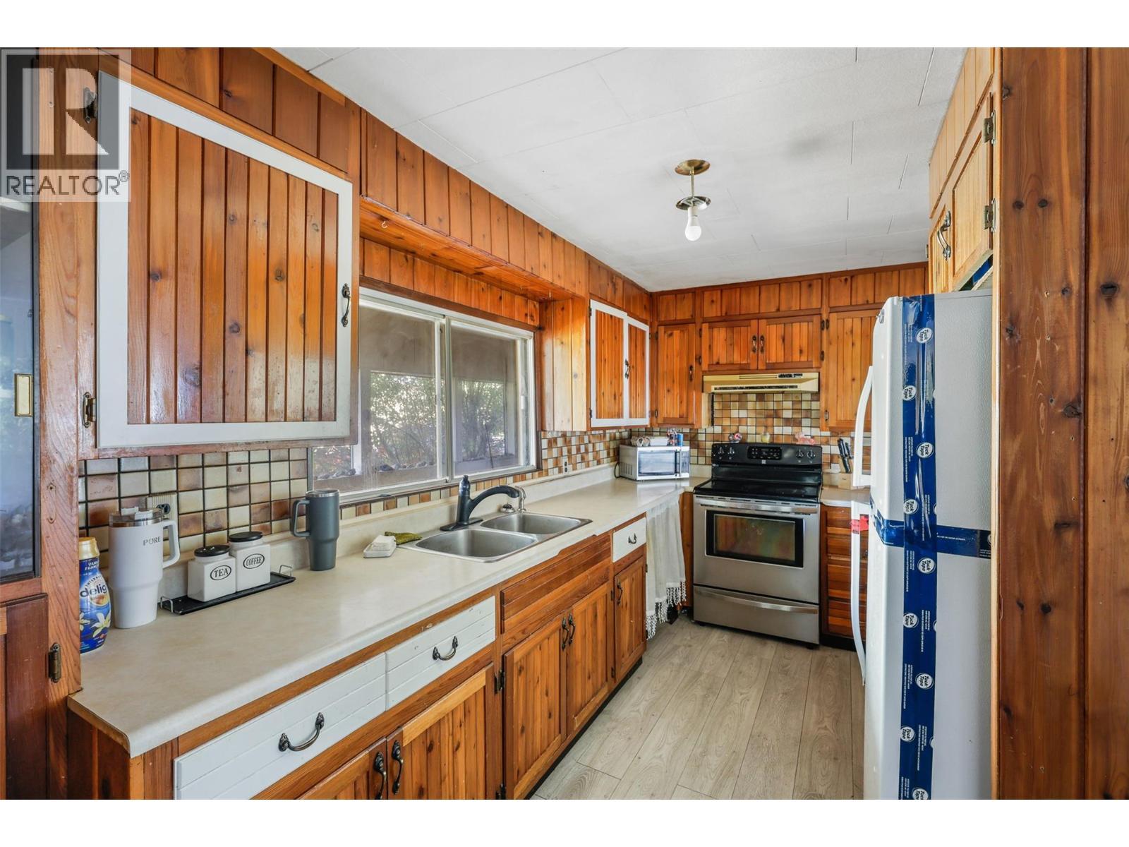 1012 Addison Road, Tappen, BC - Indoor Photo Showing Kitchen With Double Sink