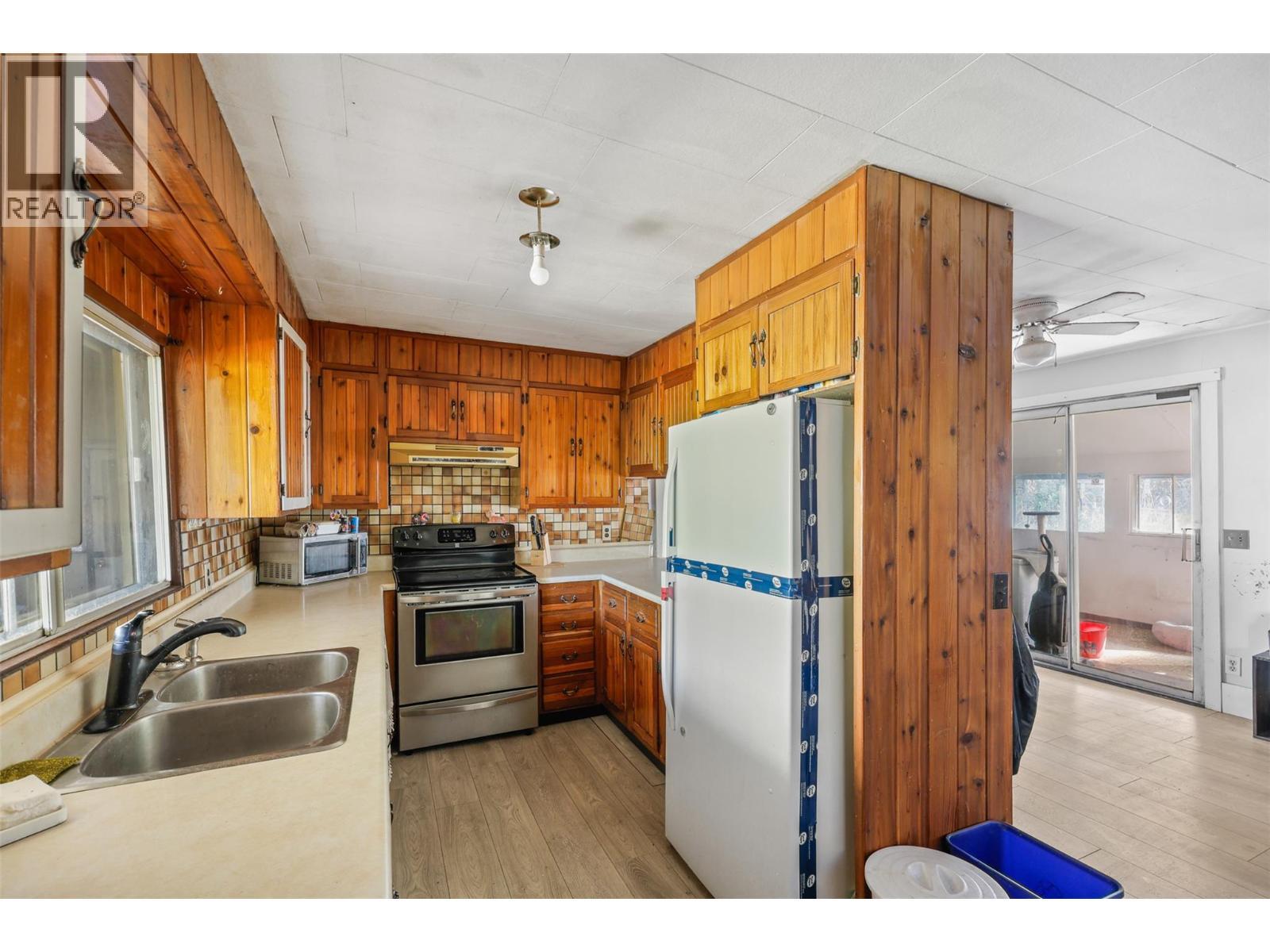 1012 Addison Road, Tappen, BC - Indoor Photo Showing Kitchen With Double Sink