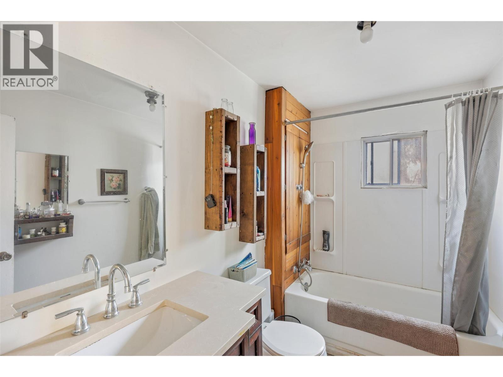 1012 Addison Road, Tappen, BC - Indoor Photo Showing Bathroom