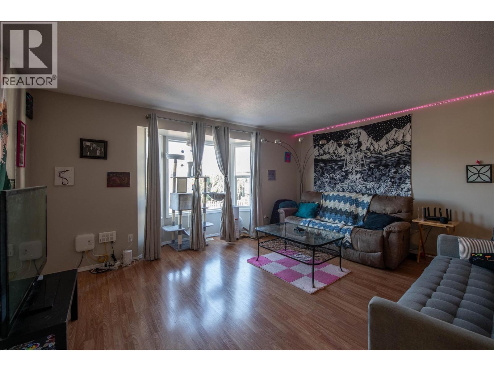 883 Evergreen Place, Kamloops, BC - Indoor Photo Showing Living Room