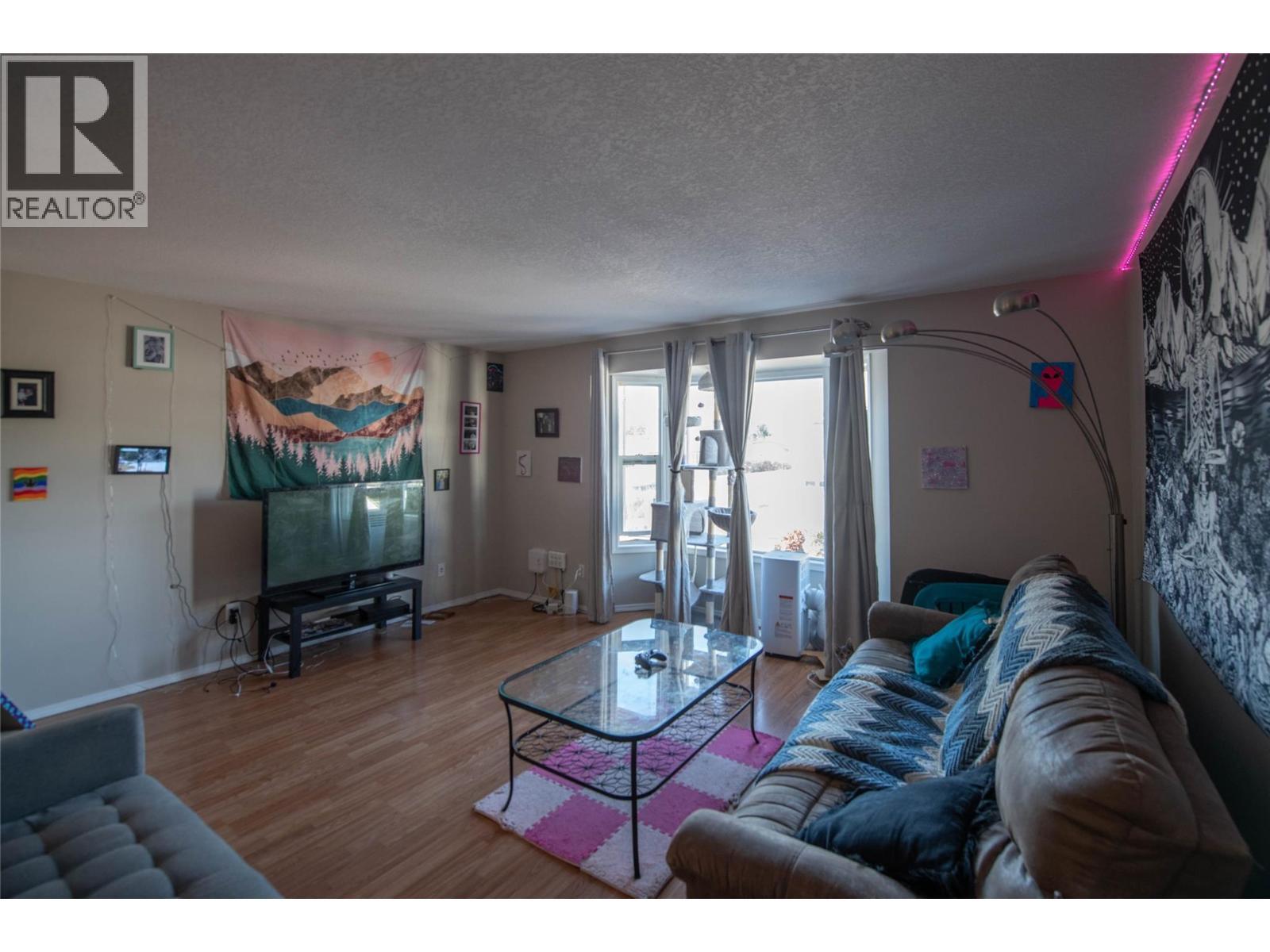 883 Evergreen Place, Kamloops, BC - Indoor Photo Showing Living Room