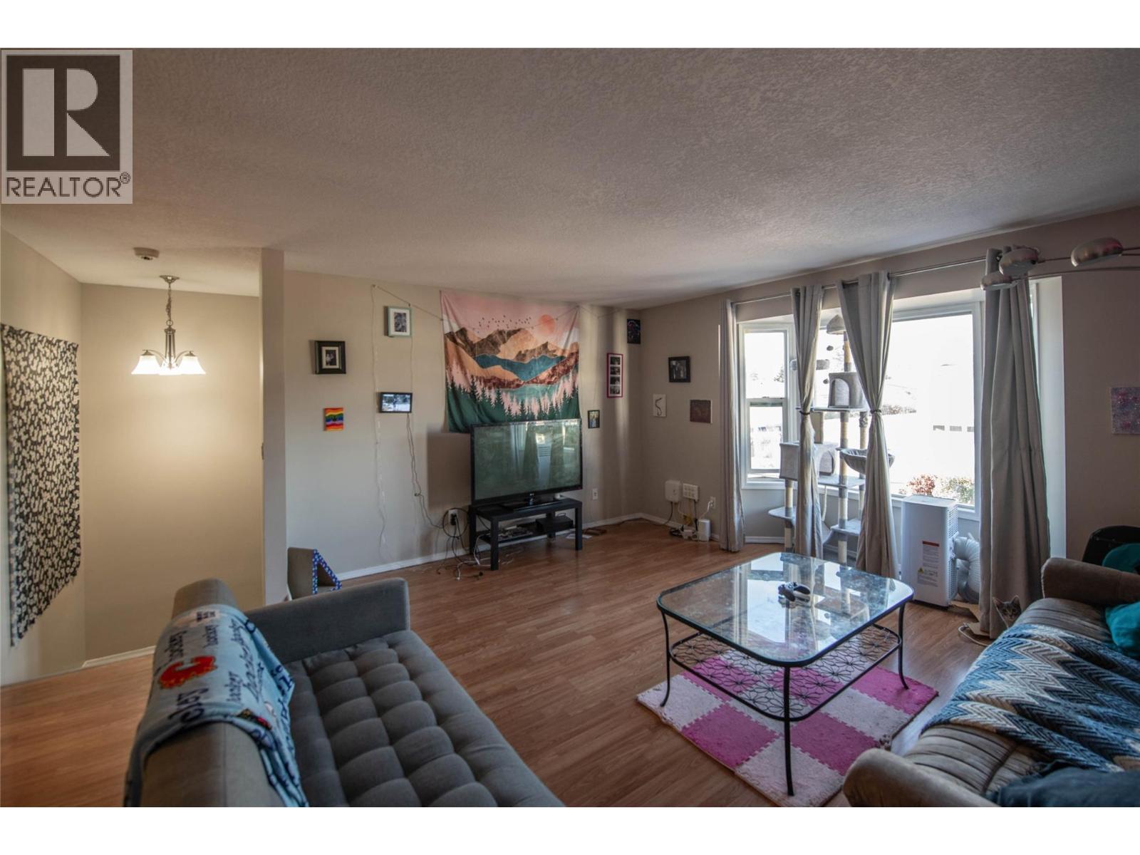 883 Evergreen Place, Kamloops, BC - Indoor Photo Showing Living Room