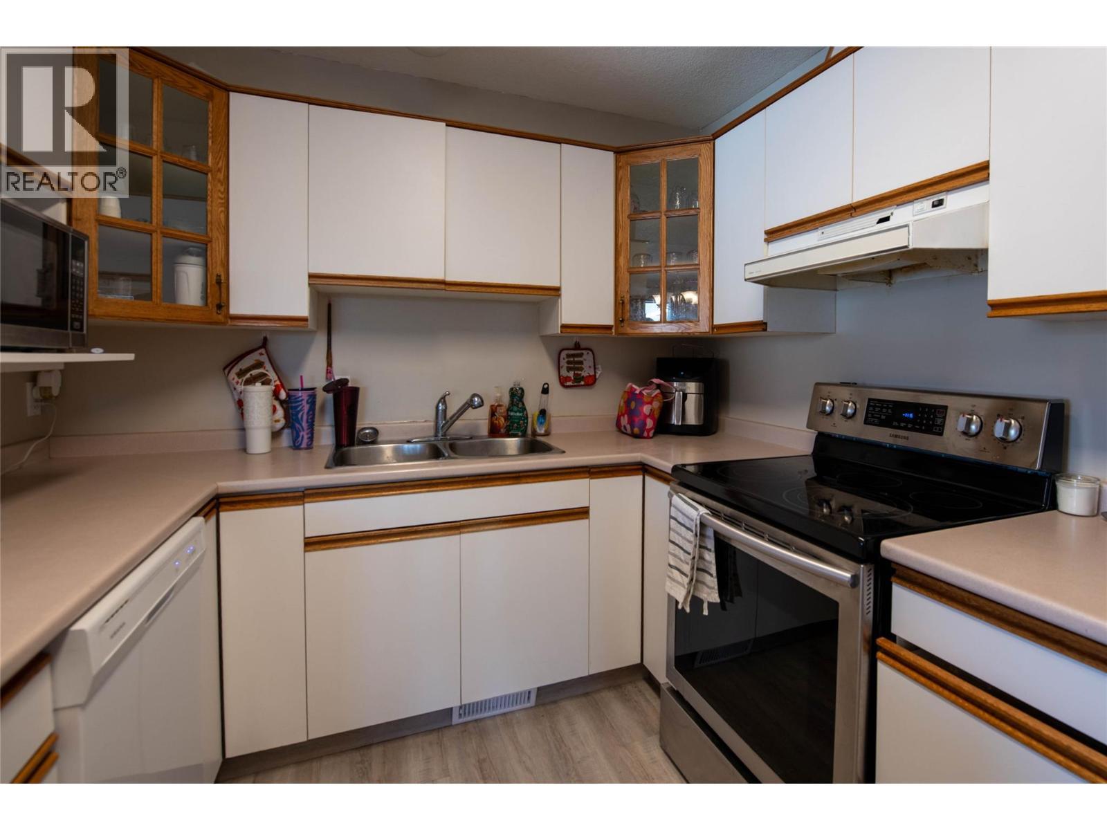 883 Evergreen Place, Kamloops, BC - Indoor Photo Showing Kitchen With Double Sink