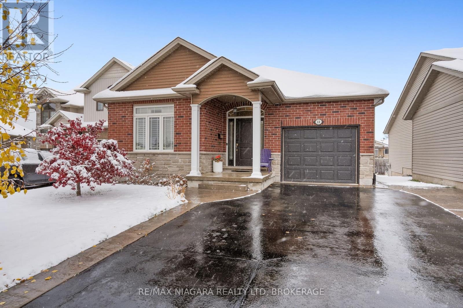 13 Corbin Street, St. Catharines (Oakdale), ON - Outdoor With Facade