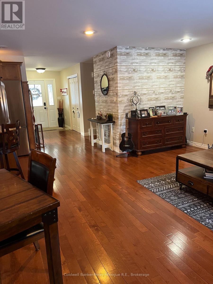 296 Osprey Crescent, Callander, ON - Indoor Photo Showing Living Room