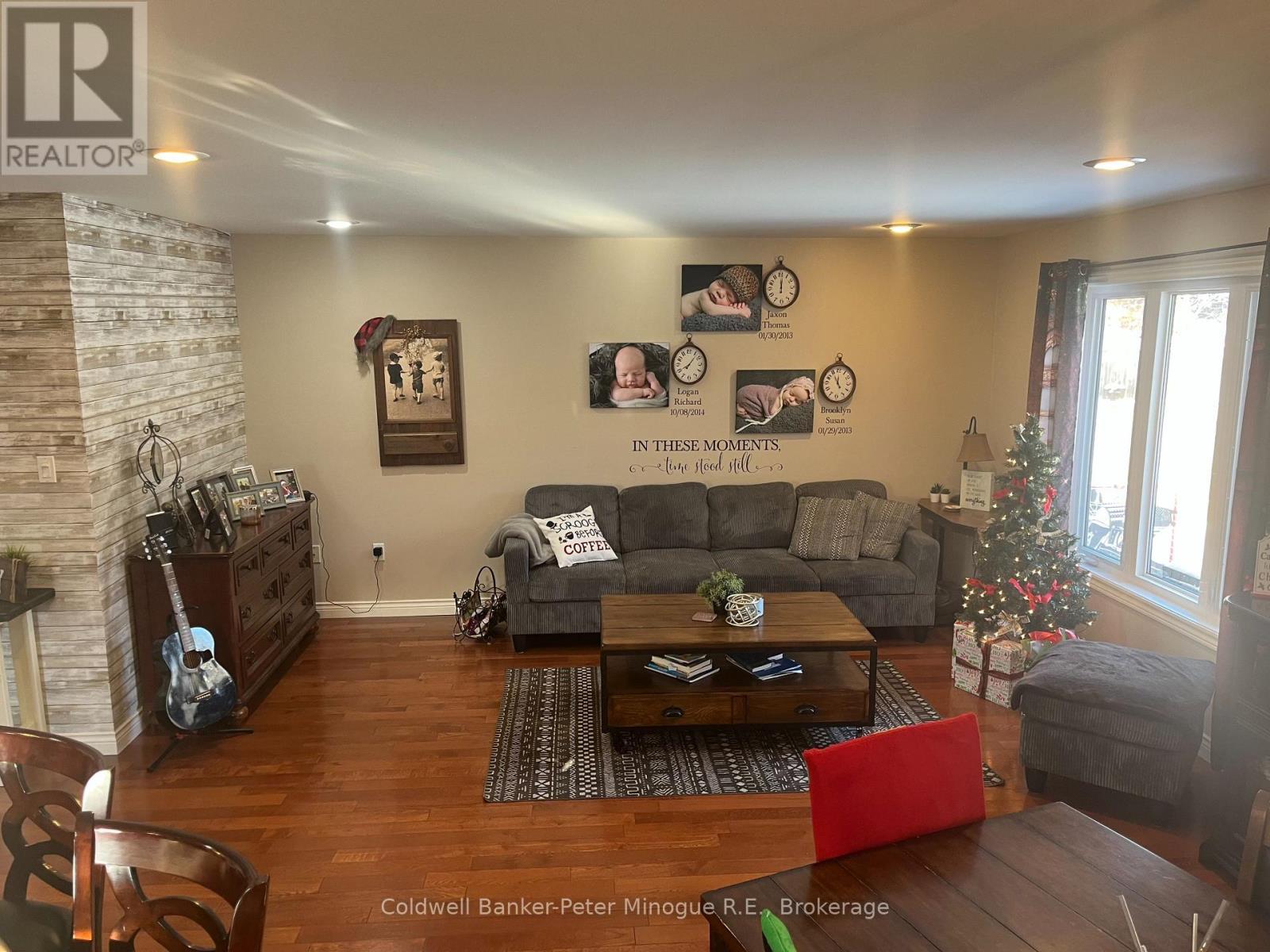 296 Osprey Crescent, Callander, ON - Indoor Photo Showing Living Room