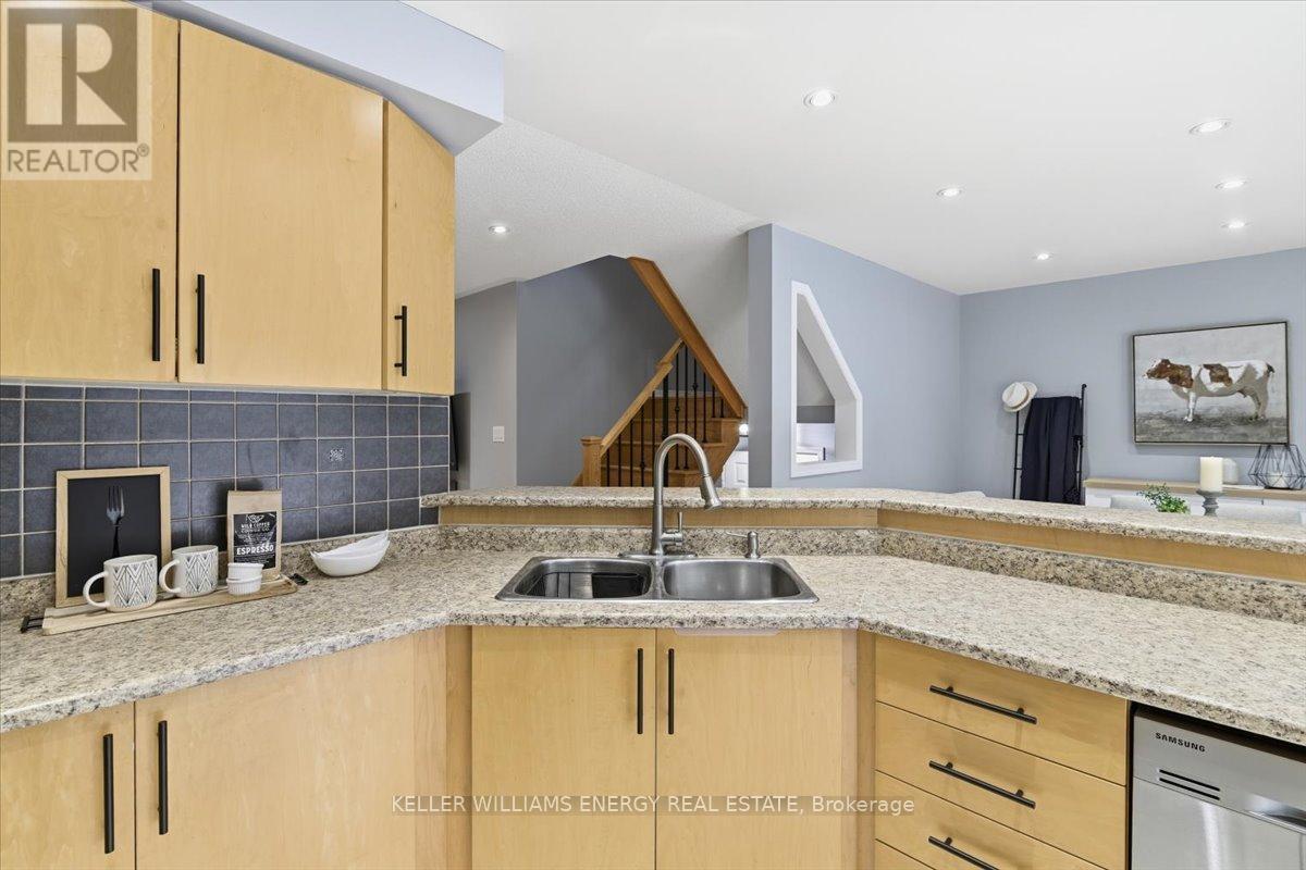 52 Elliottglen Drive, Ajax (Northeast Ajax), ON - Indoor Photo Showing Kitchen With Double Sink With Upgraded Kitchen