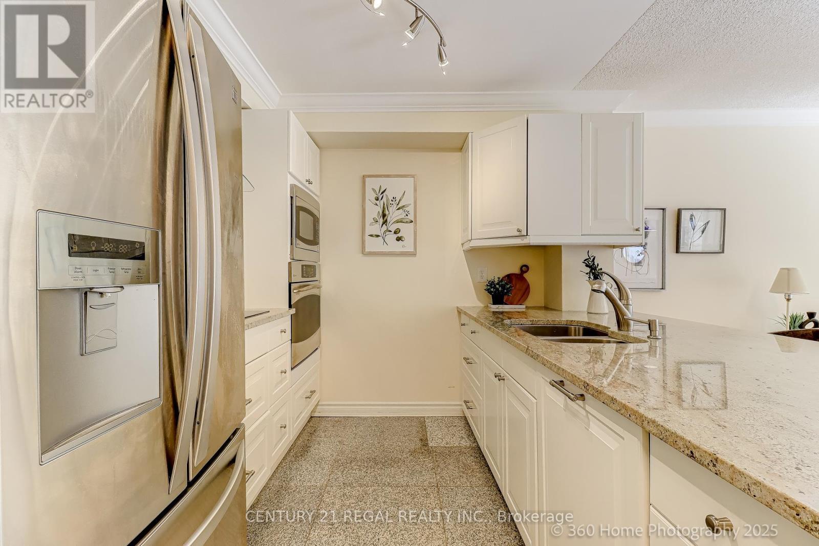 308 - 2267 Lake Shore Boulevard W, Toronto, ON - Indoor Photo Showing Kitchen With Double Sink