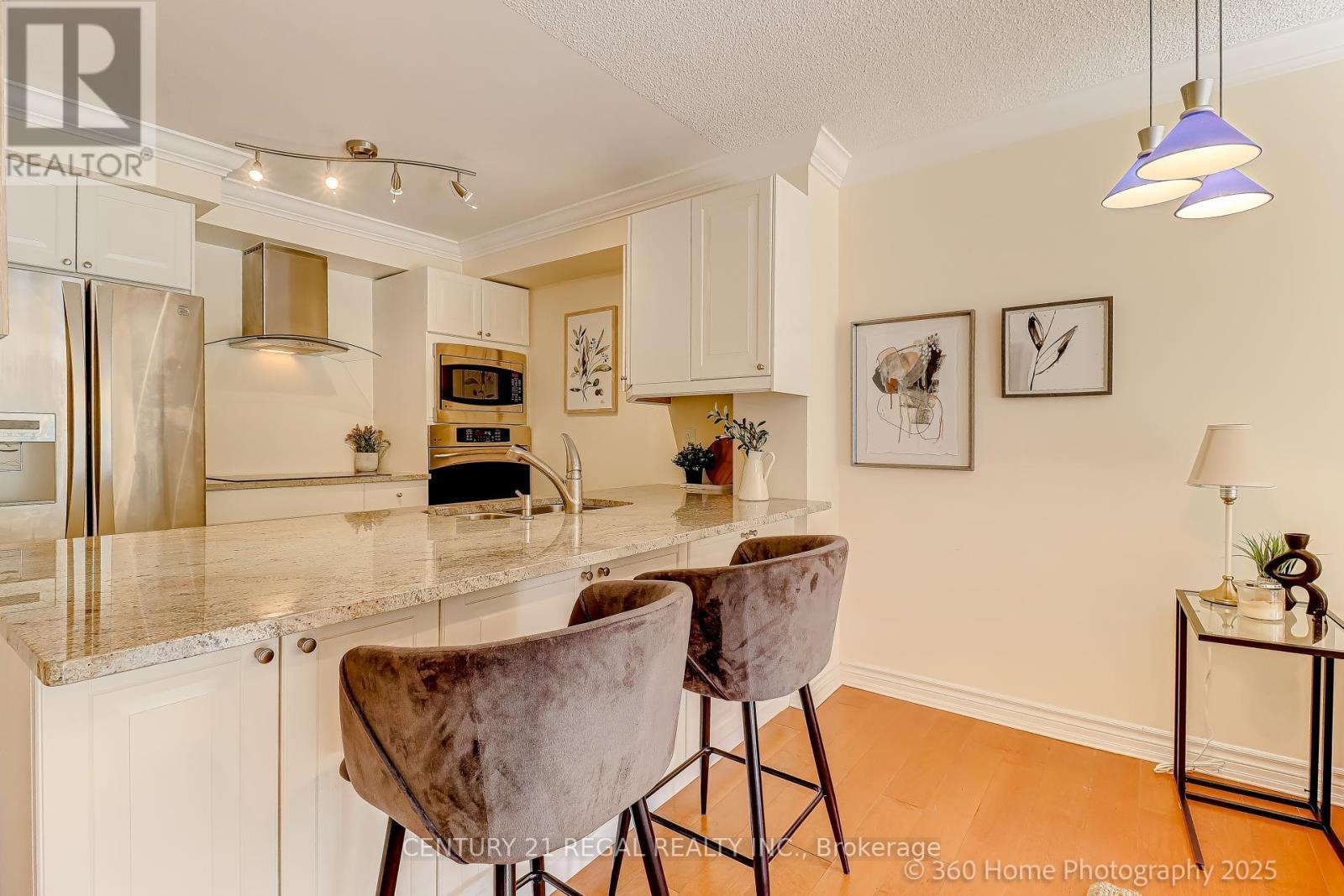 308 - 2267 Lake Shore Boulevard W, Toronto, ON - Indoor Photo Showing Kitchen