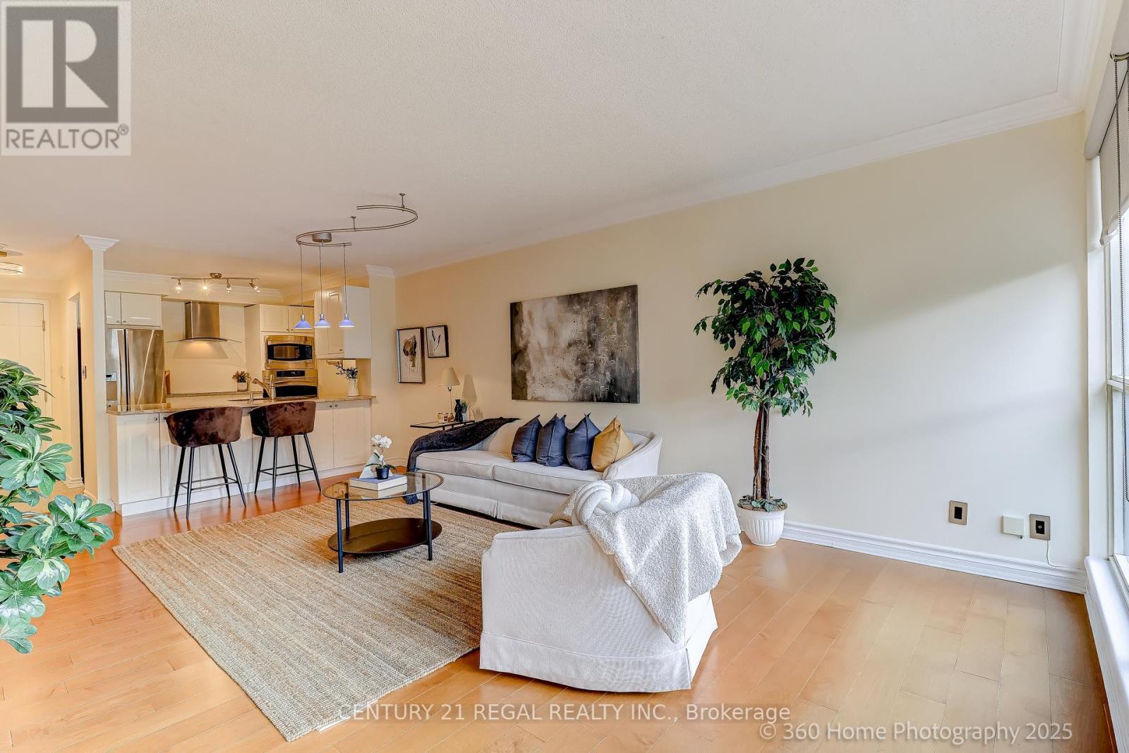 308 - 2267 Lake Shore Boulevard W, Toronto, ON - Indoor Photo Showing Living Room