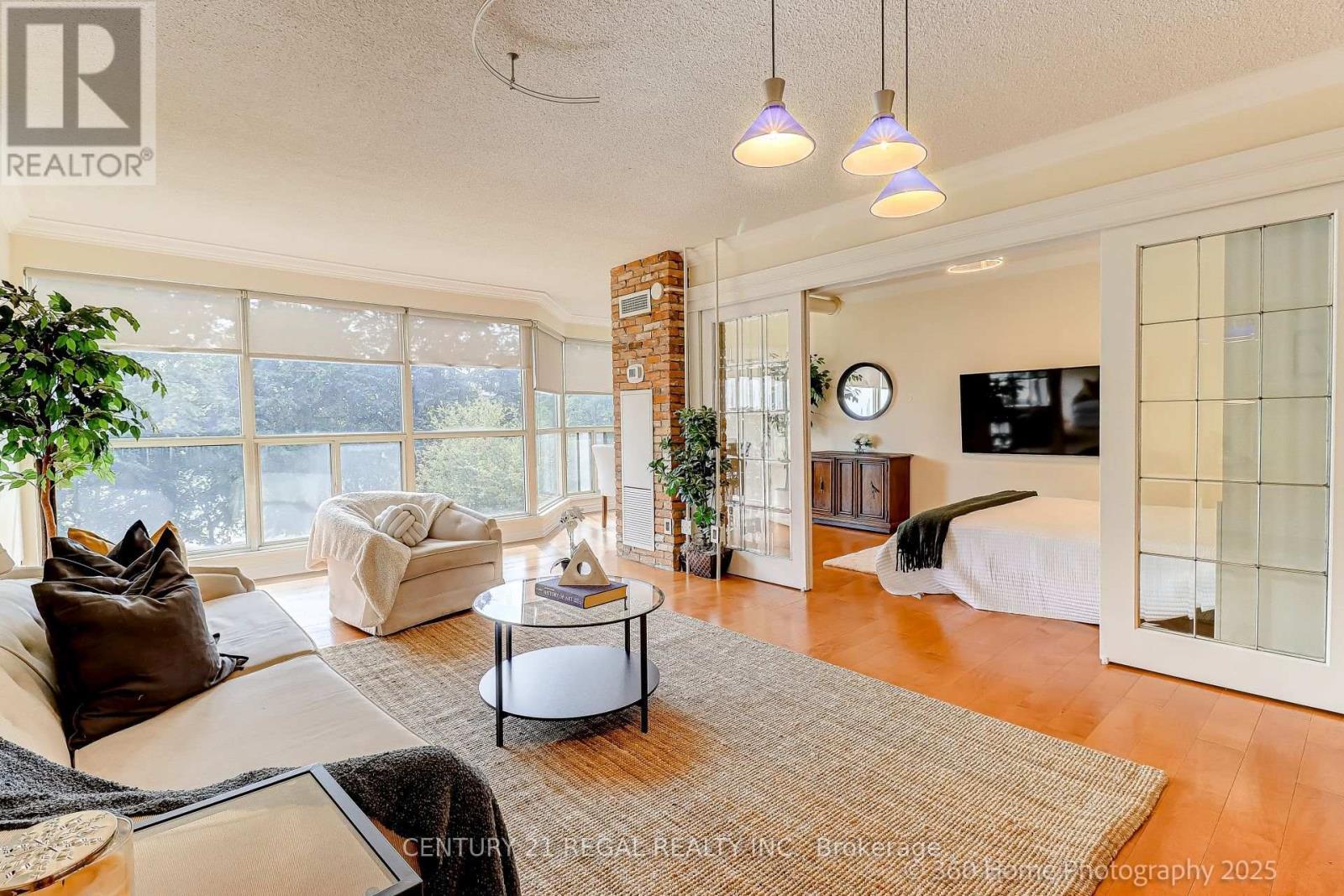 308 - 2267 Lake Shore Boulevard W, Toronto, ON - Indoor Photo Showing Living Room